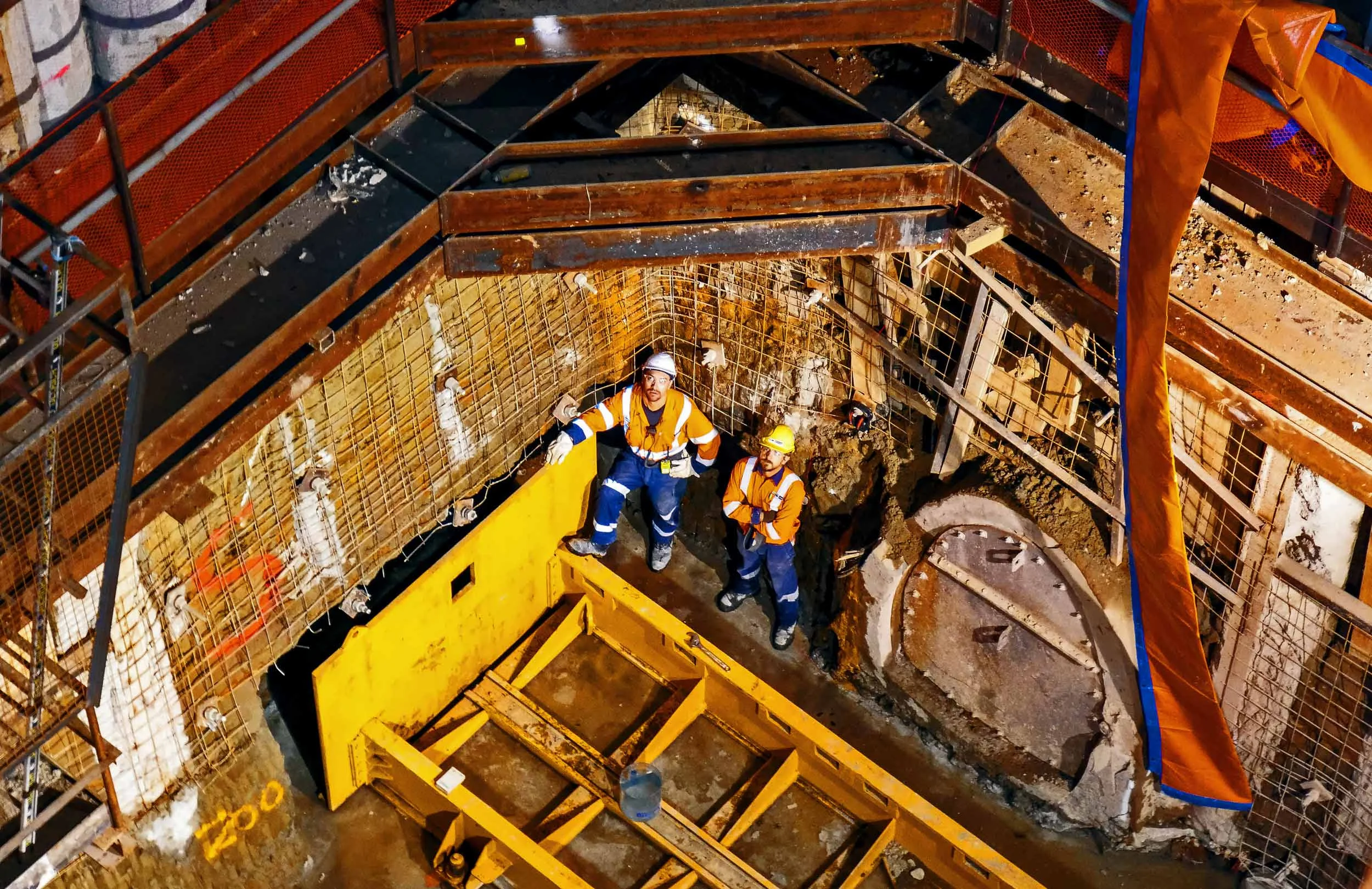 Workers-in-Albert-St-Shaft-P1010036_web.jpg