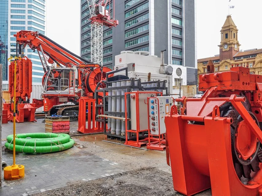 Sandrine is a 90-tonne compact hydrofraise piling rig that was used to dig the 15- to 20-metre-deep diaphragm wall (D-wall) panels that form the structural support for the CRL tunnels at Britomart Station.