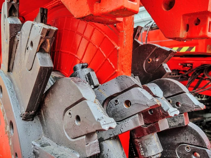 Sandrine is a 90-tonne compact hydrofraise piling rig that was used to dig the 15- to 20-metre-deep diaphragm wall (D-wall) panels that form the structural support for the CRL tunnels at Britomart Station.