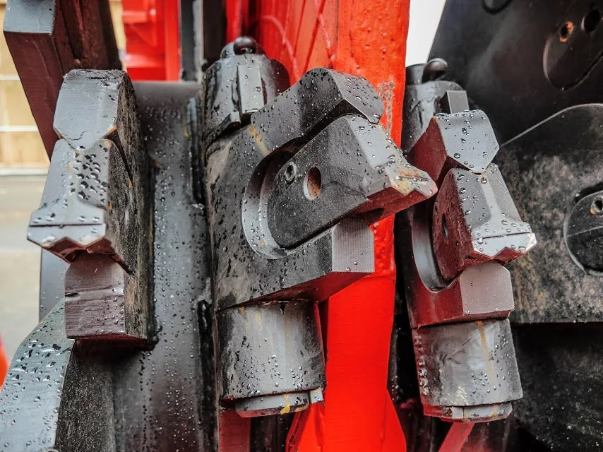 Sandrine is a 90-tonne compact hydrofraise piling rig that was used to dig the 15- to 20-metre-deep diaphragm wall (D-wall) panels that form the structural support for the CRL tunnels at Britomart Station.