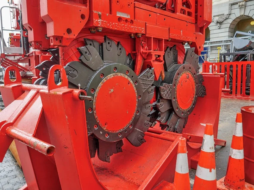 Sandrine is a 90-tonne compact hydrofraise piling rig that was used to dig the 15- to 20-metre-deep diaphragm wall (D-wall) panels that form the structural support for the CRL tunnels at Britomart Station.
