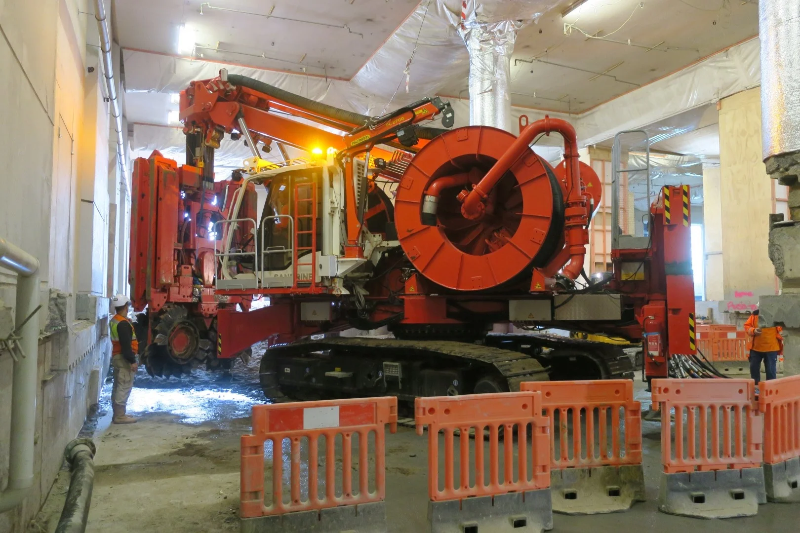 Sandrine is a 90-tonne compact hydrofraise piling rig that was used to dig the 15- to 20-metre-deep diaphragm wall (D-wall) panels that form the structural support for the CRL tunnels at Britomart Station.