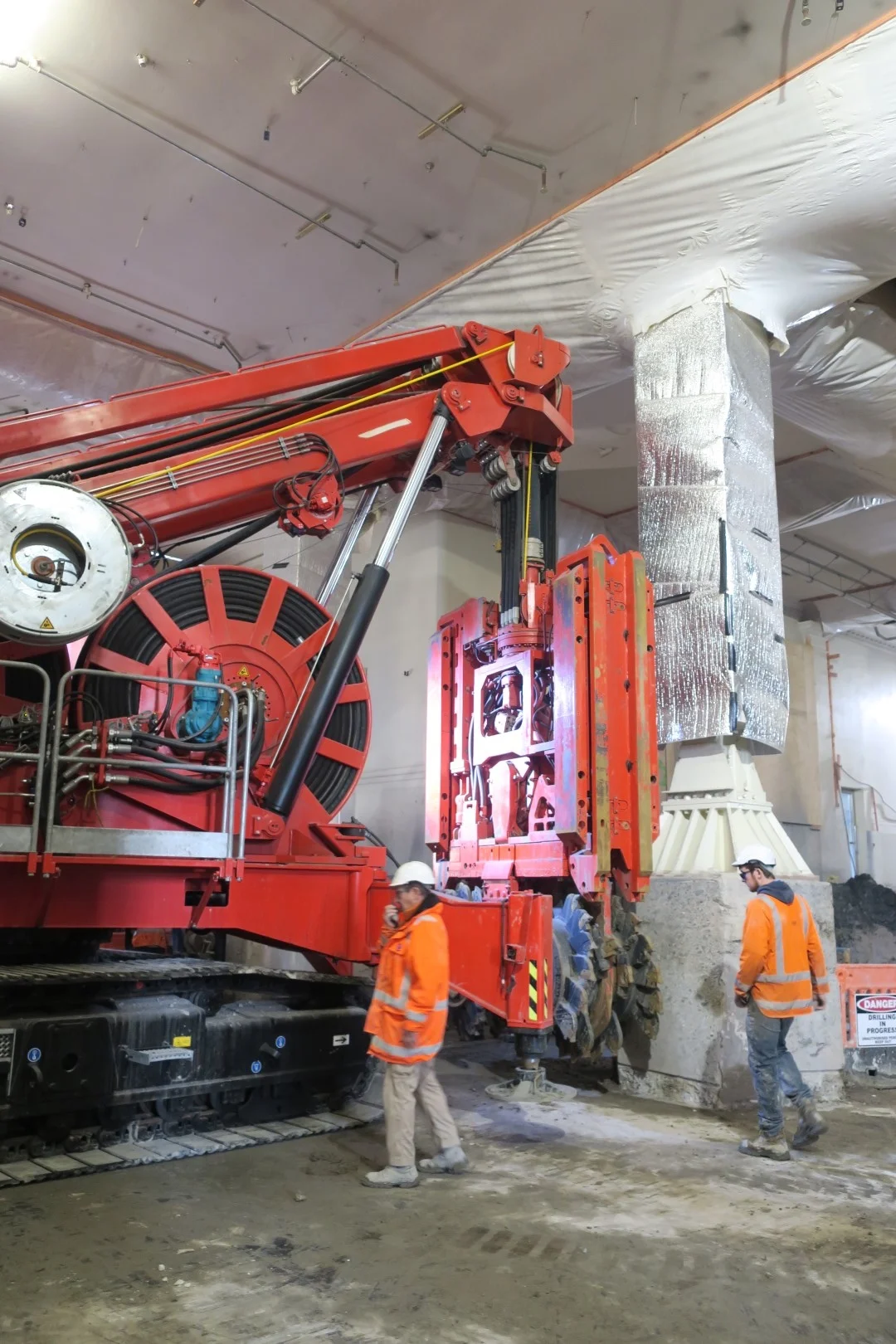 Sandrine is a 90-tonne compact hydrofraise piling rig that was used to dig the 15- to 20-metre-deep diaphragm wall (D-wall) panels that form the structural support for the CRL tunnels at Britomart Station.