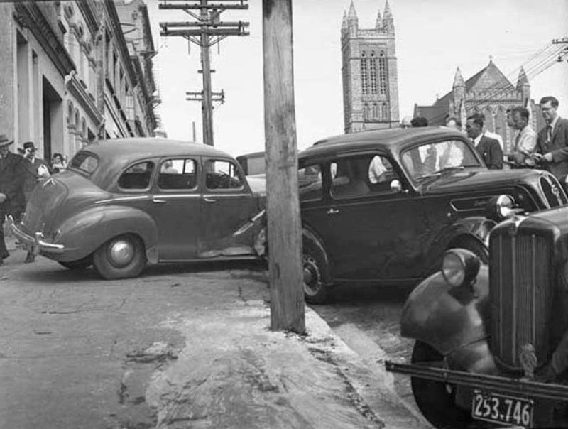 1956: Car accident in Wellesley Street West (Photo: Sir George Grey Special Collections, Auckland Libraries, 580-2760)