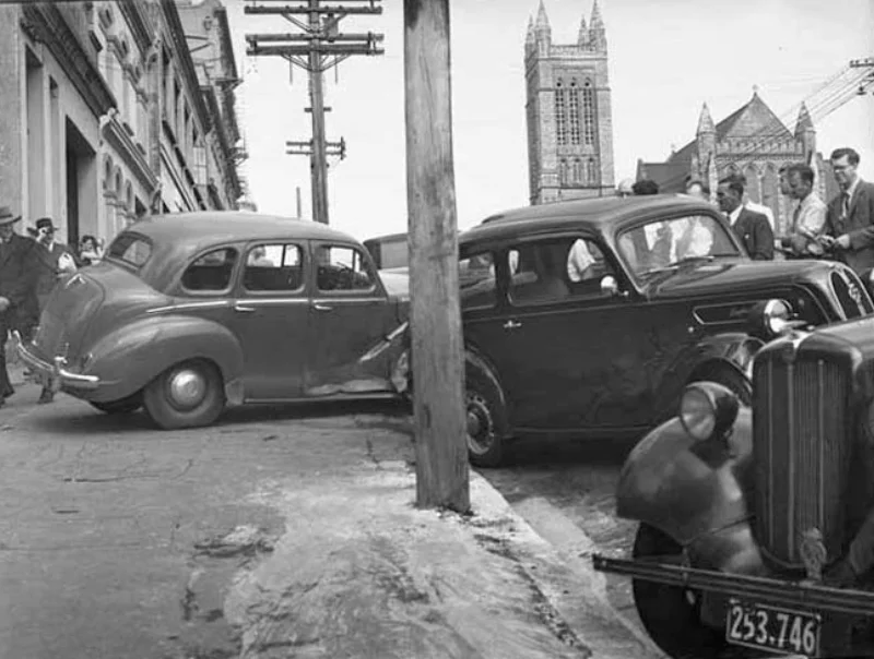 1956: Car accident in Wellesley Street West (Photo: Sir George Grey Special Collections, Auckland Libraries, 580-2760)