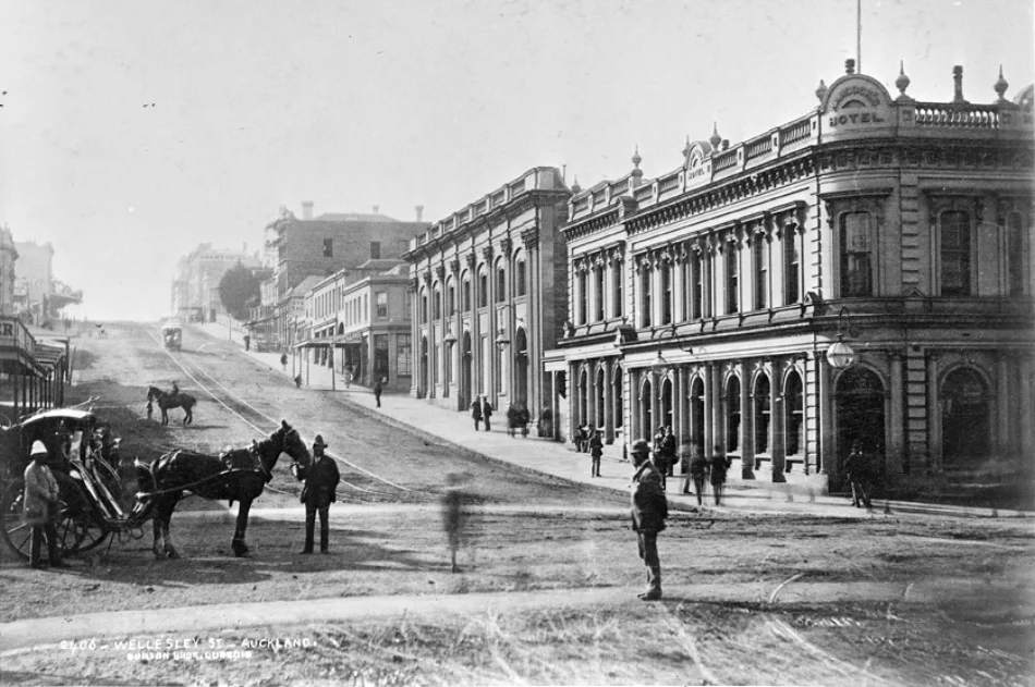1880: A horse tram and hansom cab - looking west showing the north side of Wellesley Street West with (from the right) the United Service Hotel, the Opera House, Arthur Lovett, draper (Photo: Sir George Grey Special Collections, Auckland Libraries, 4-779)