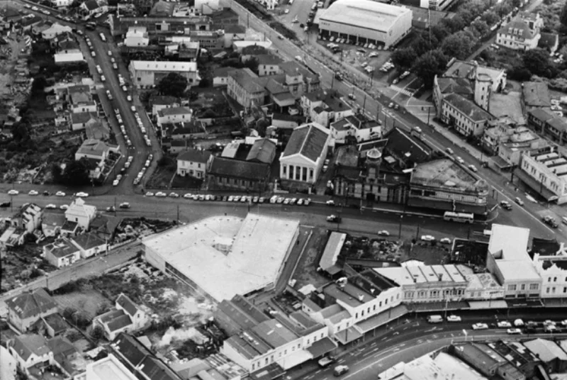   PRE-MOTORWAY: A 1962 aerial view over the Beresford Street/Pitt Street area, showing the area now occupied by the Northern Motorway, Karangahape Road, bottom right, Pitt Street, diagonally top right, Beresford Street, left to right across centre, Day Street, bottom left, Greys Avenue, top right, and St James Street, left (Photo: Sir George Grey Special Collections, Auckland Libraries, 580-10453)  