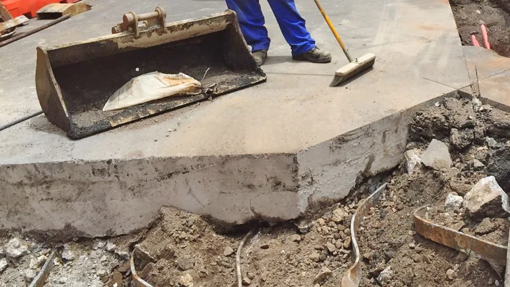 Tram_tracks_dug_up-web.jpg