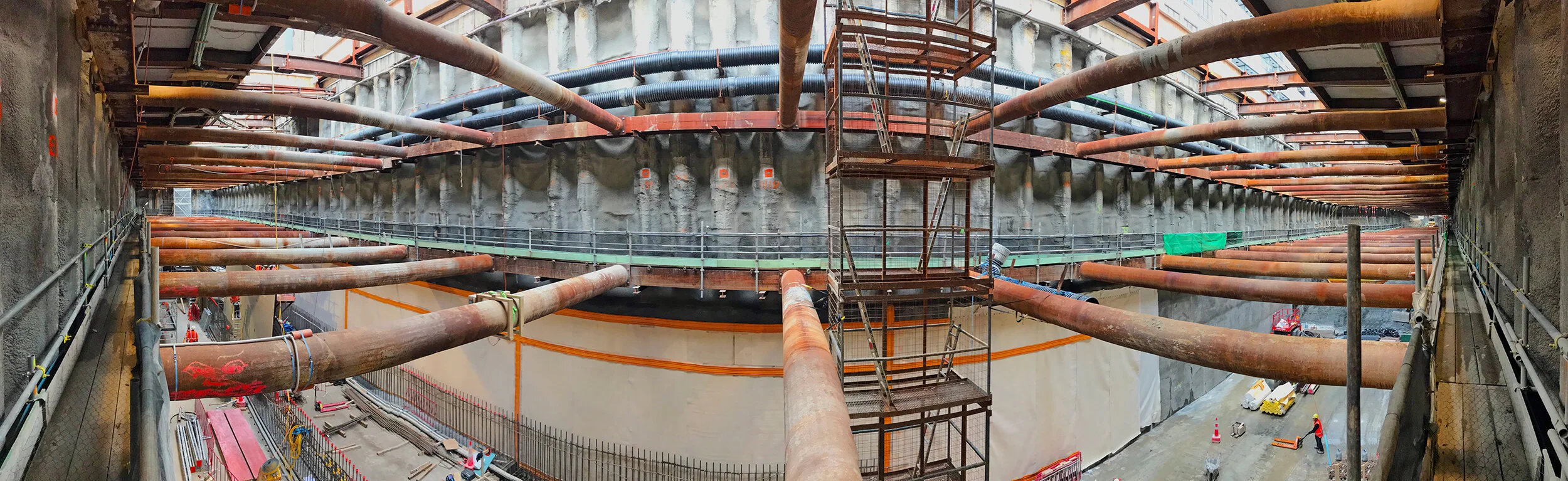 The steel struts supporting the trench (Photo taken in April 2018)