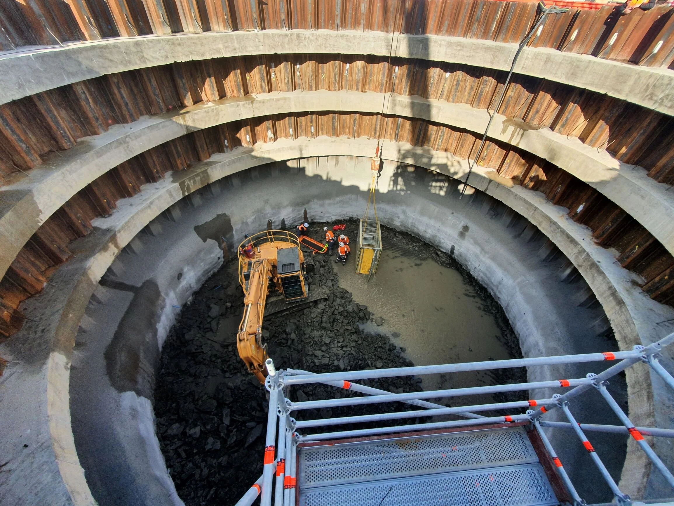 Safety is paramount on the #Link Alliance #crl #cityraillink construction sites.       Those working on the Karangahape Station recently held a site-wide evacuation drill, which included getting a worker-sized dummy above ground from the temporary access shaft.  The shaft is now more than halfway to its final depth of 22-metres.      A big thanks to our neighbours for letting 150 ‘orange vests’ assemble in their car park! 