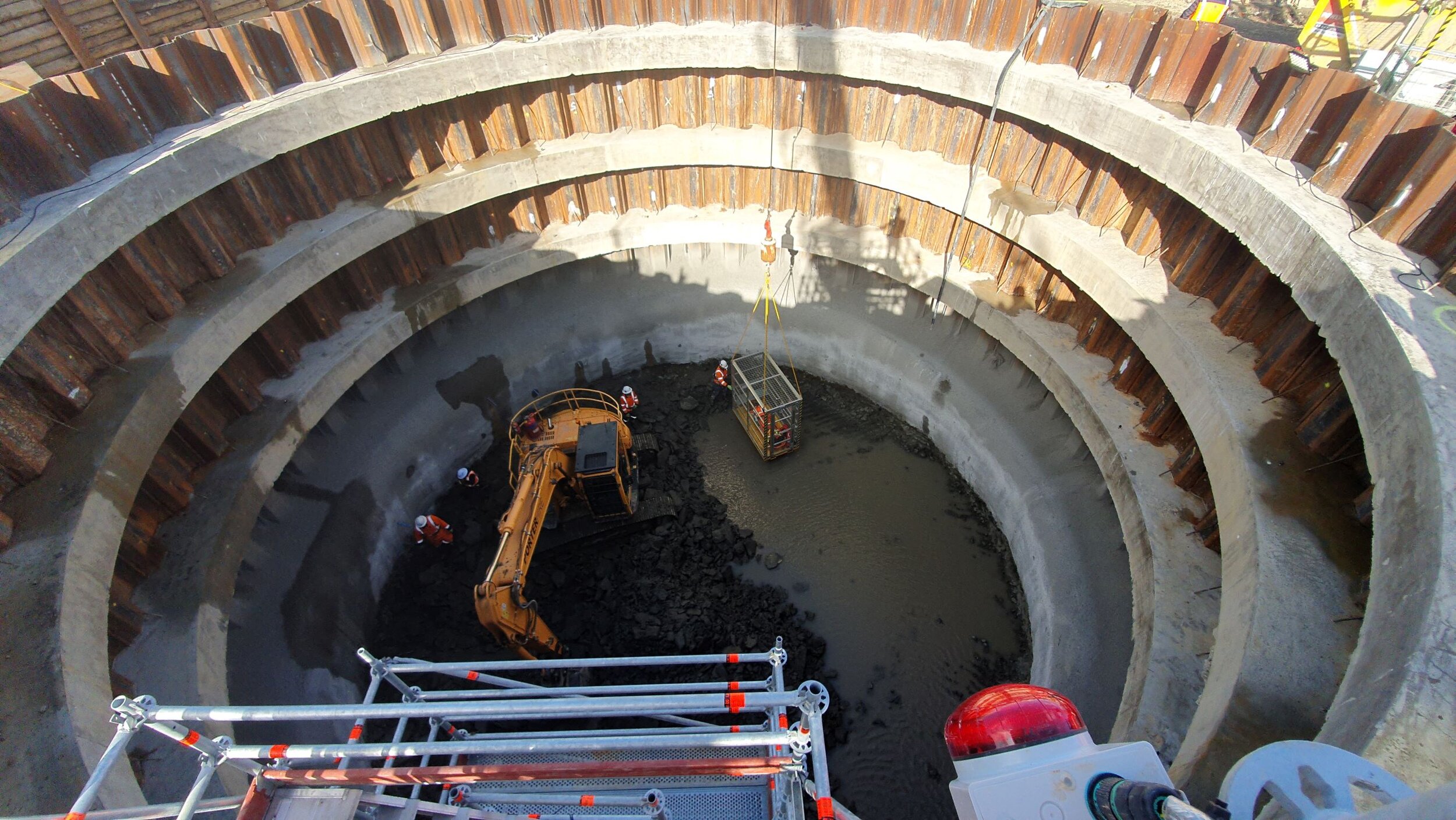  Safety is paramount on the #Link Alliance #crl #cityraillink construction sites.       Those working on the Karangahape Station recently held a site-wide evacuation drill, which included getting a worker-sized dummy above ground from the temporary access shaft.  The shaft is now more than halfway to its final depth of 22-metres.      A big thanks to our neighbours for letting 150 ‘orange vests’ assemble in their car park! 