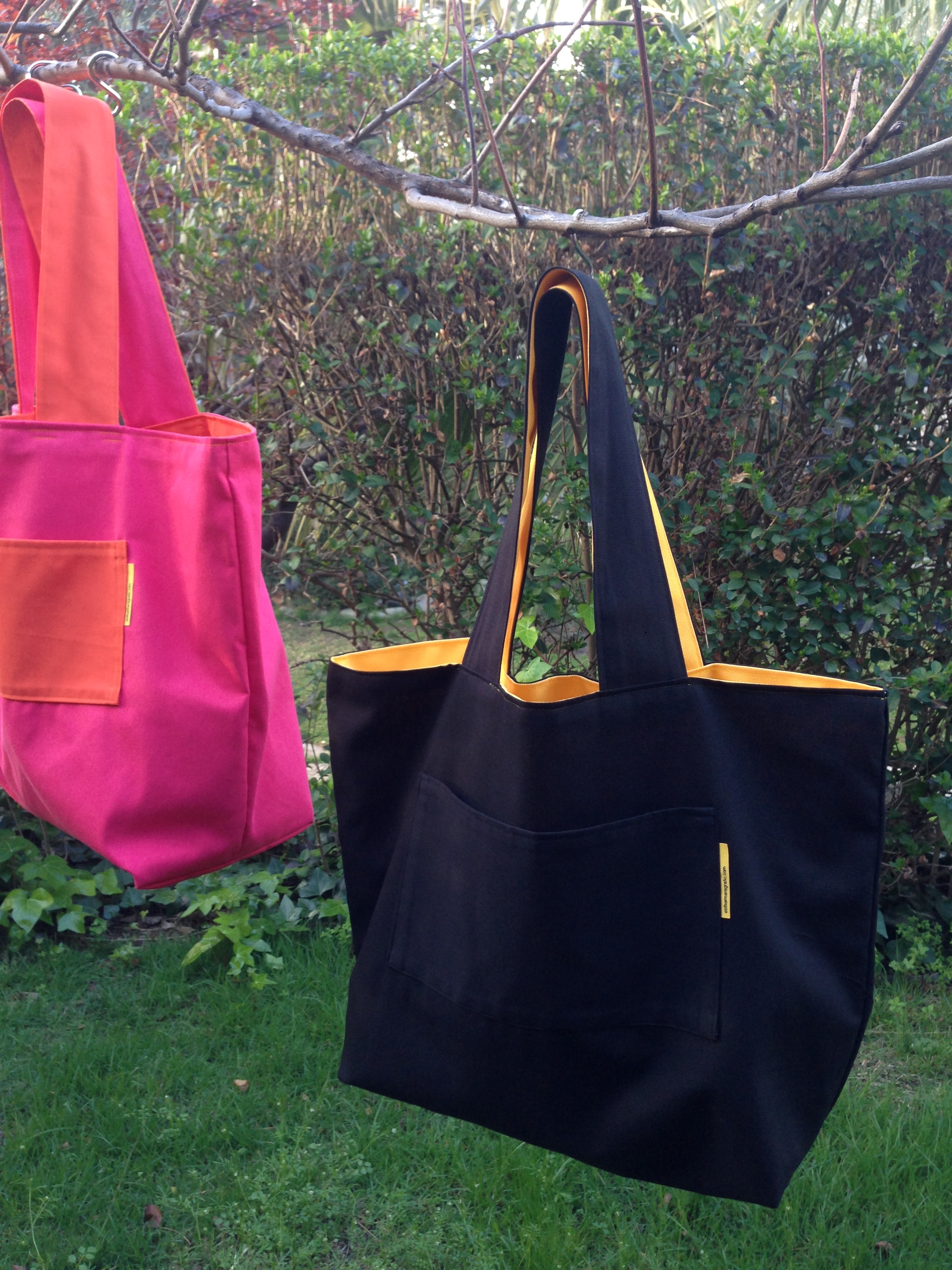   Fin de semana  TAXI! loneta negra y amarilla FRESA loneta fucsia y naranja  &nbsp;  Bolsa de gran capacidad (65x55 cm)&nbsp; Otros colores disponibles  &nbsp;   
