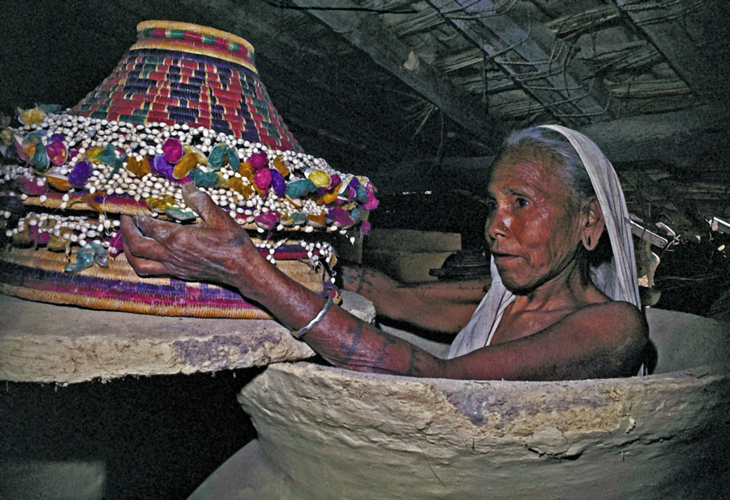 basket tharu women inside kotiya.jpg