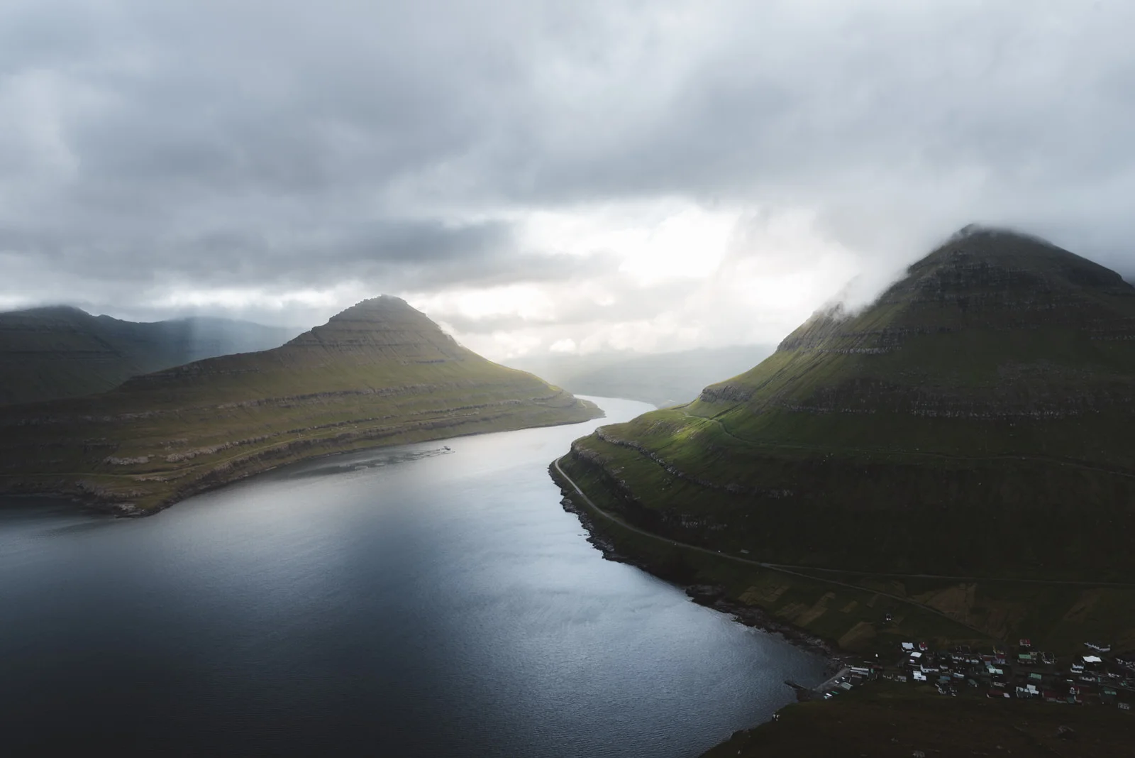 portfolio-38-faroe-islands-funningsfjordur-fjord.jpg