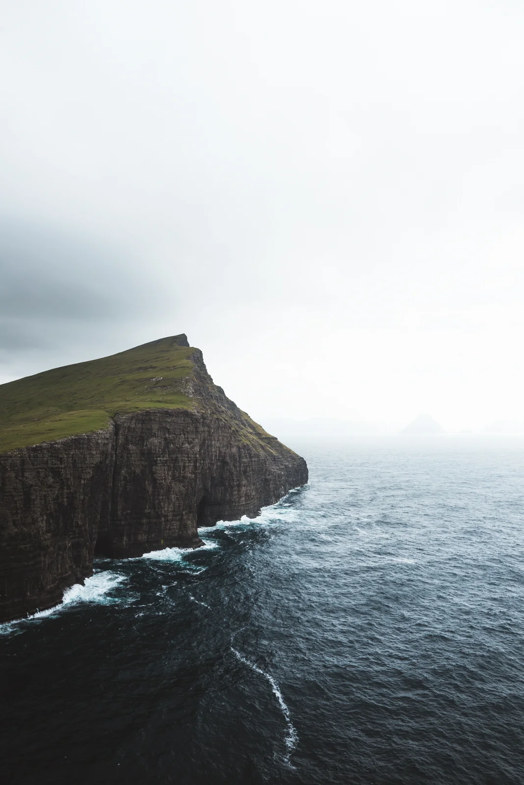 portfolio-74-faroe-isalnds-sorvagsvatn-far-cliff.jpg