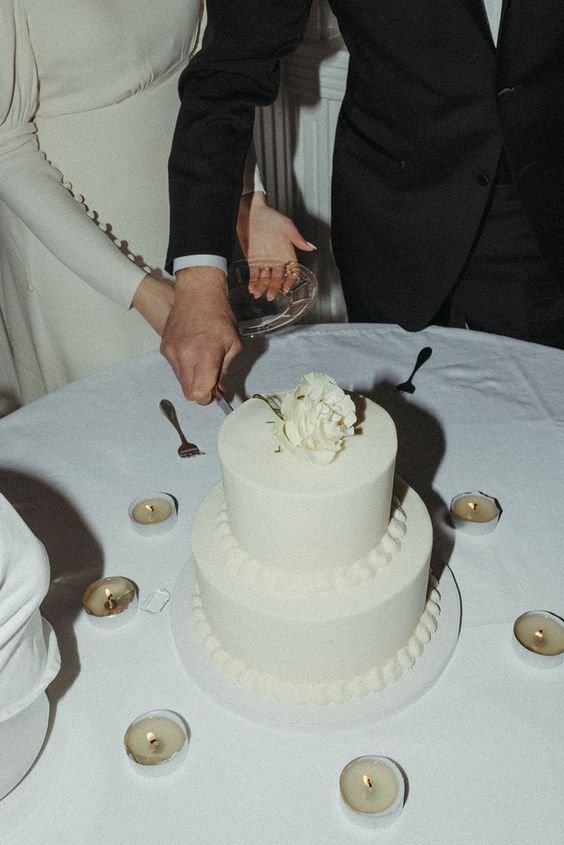 small wedding cake cutting flash photo wedding trend 2023