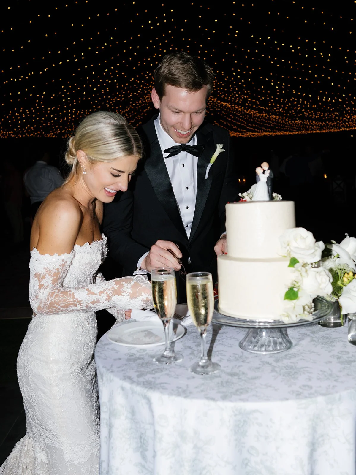 flora farms cabo wedding cake