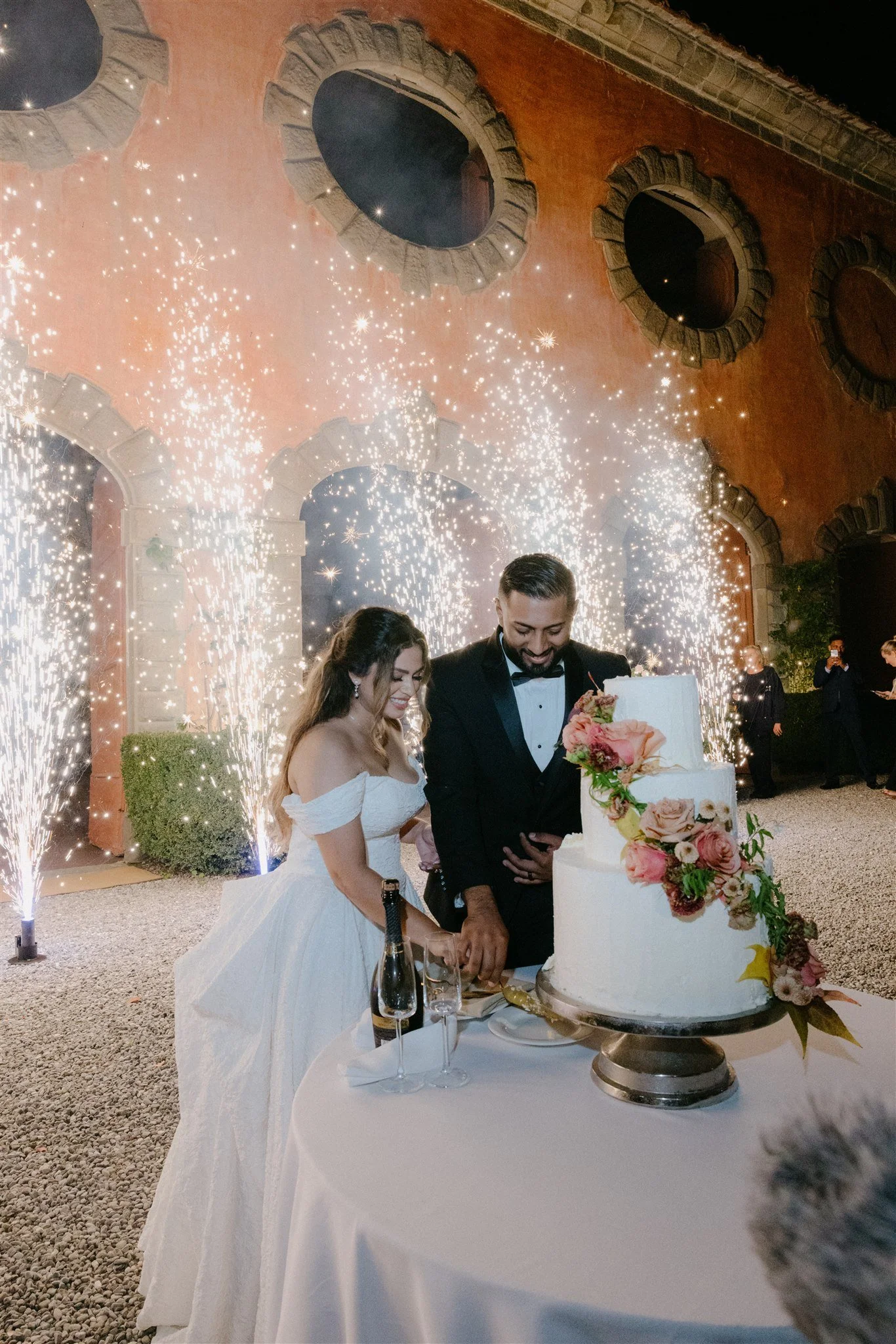 italy wedding cake cutting villa grabau