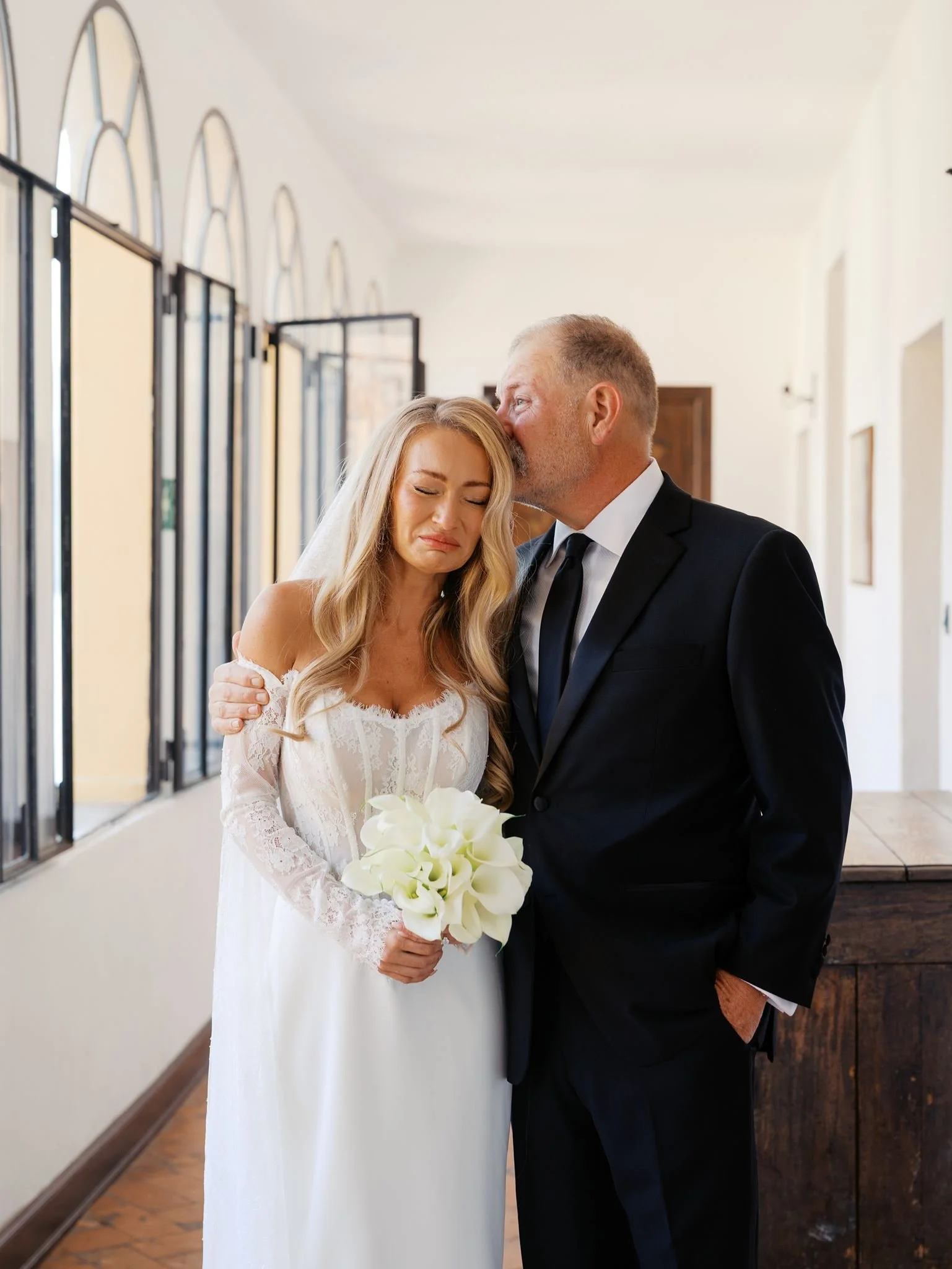 bride and dad first look