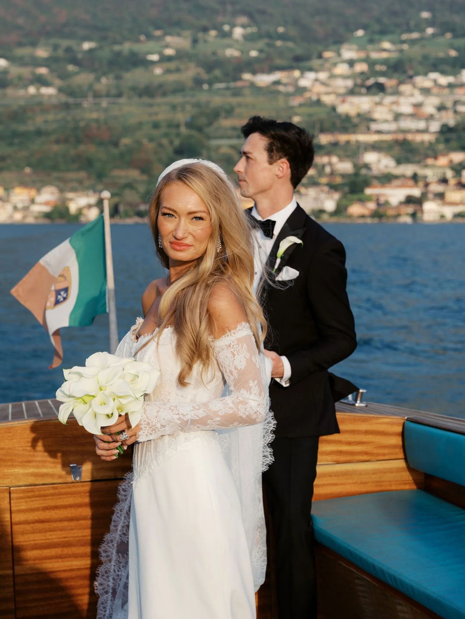 bride and groom boat pictures italy