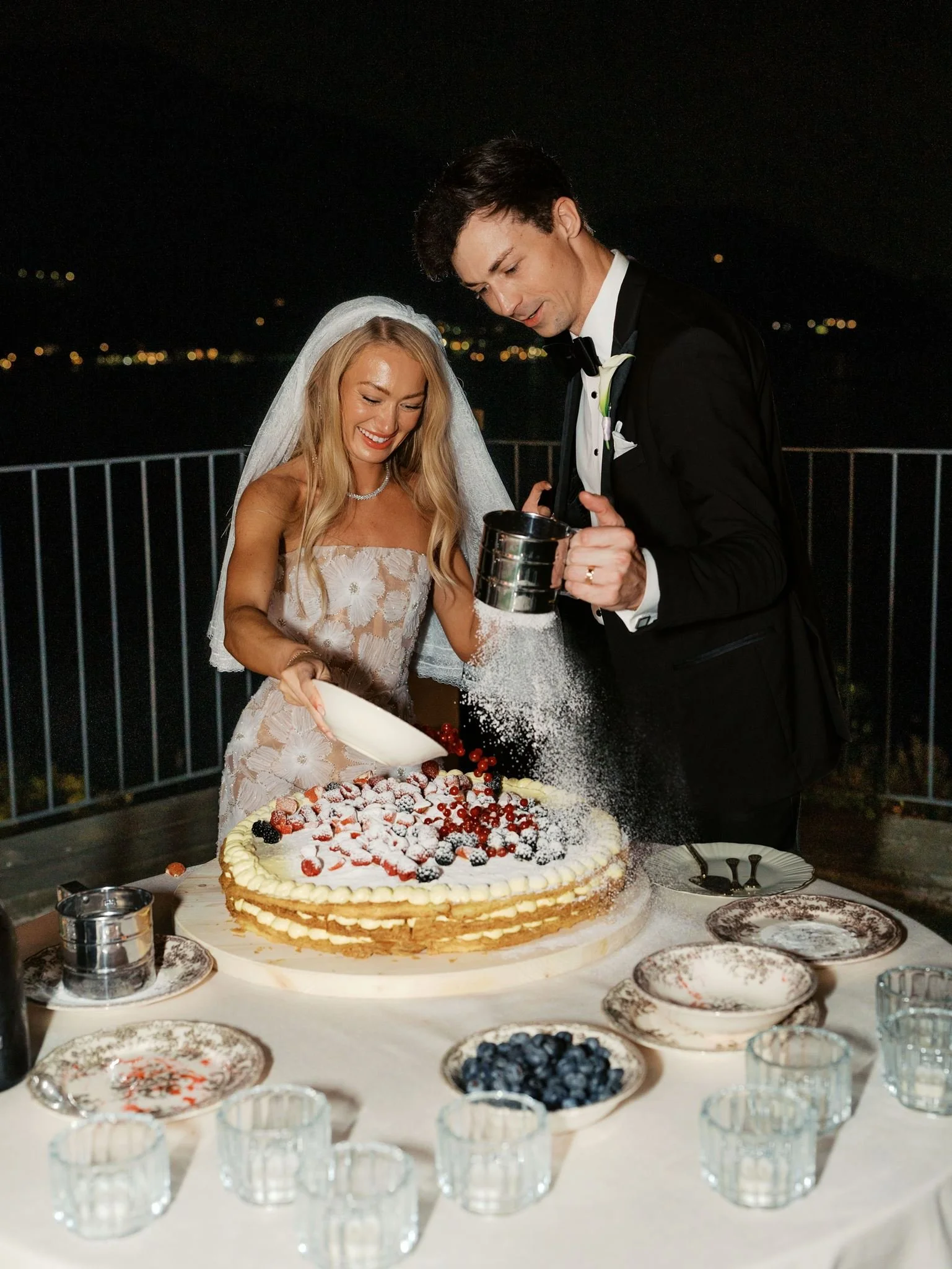 bride and groom cake cutting italy show cooking