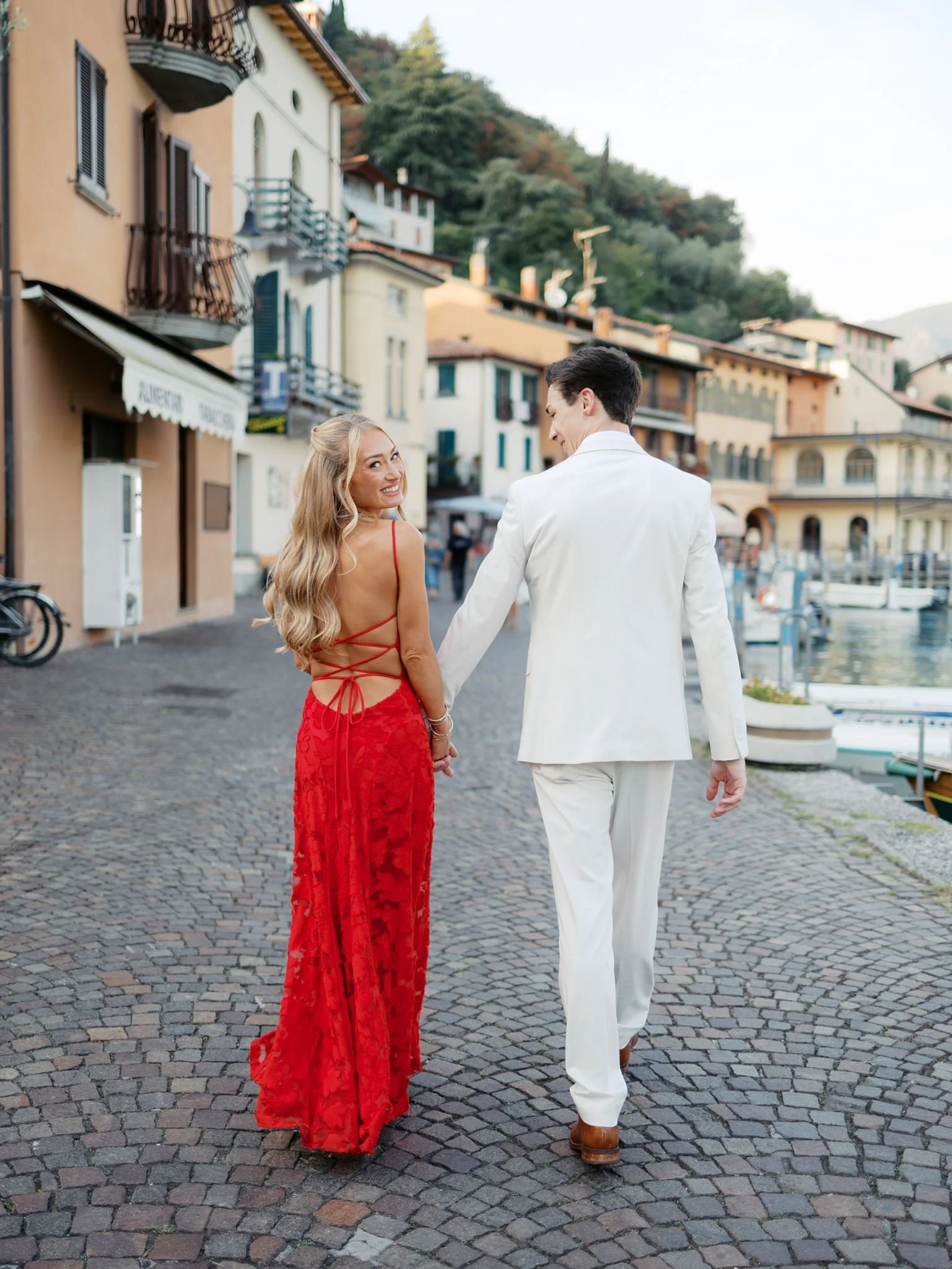 bride and groom welcome party red italy wedding