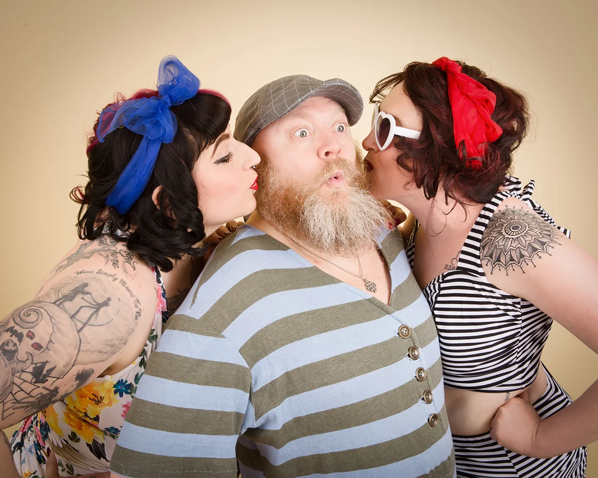 grinkie-pinup-party-kisses.jpg