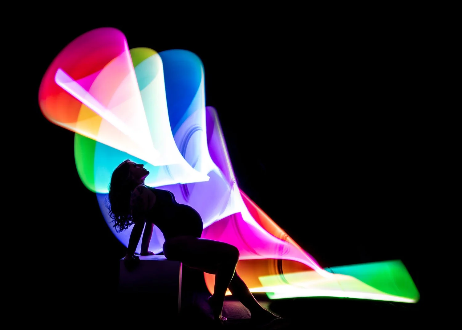 Grinkie-Maternity-lightpainting-rainbow.jpg