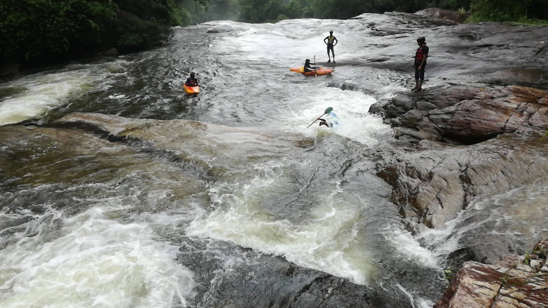 Kayaking in Sri Lanka on the Kelani river in Kithulgala