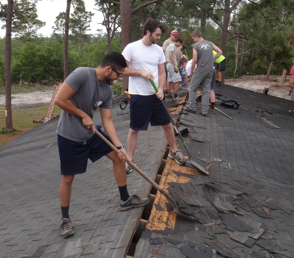 Jason and Naeem race other Teams to the roofs edge.