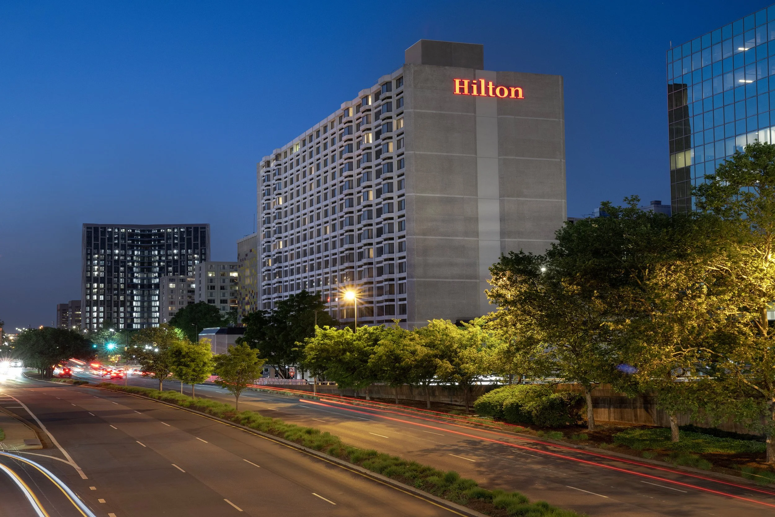 DCANAHF_VA_ARLINGTON_HILTON_DUSK_HIGHWAY_001.jpg