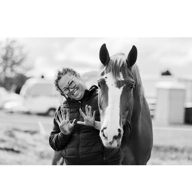 Hope everyone has a great weekend! 🥰
.
.
.
Have you rubbed your horses bum today? 😉😂
.
.
.
📸: @hollycasner .
.
.
#equine #equinetherapy #equinesportstherapy #equinesportsmassage #horses #dirt #dirtyhands #blackandwhitephotography #warmblood #bonb