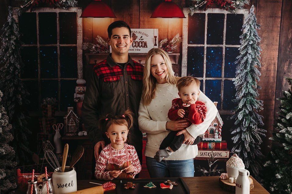 Merry Christmas! 🎄 

So in love with our mini session from @daniellemontesphotography. She&rsquo;s amazing and so great with the kids. Ivy didn&rsquo;t want to leave the studio!

Wishing you all good tidings and joy! ❤️