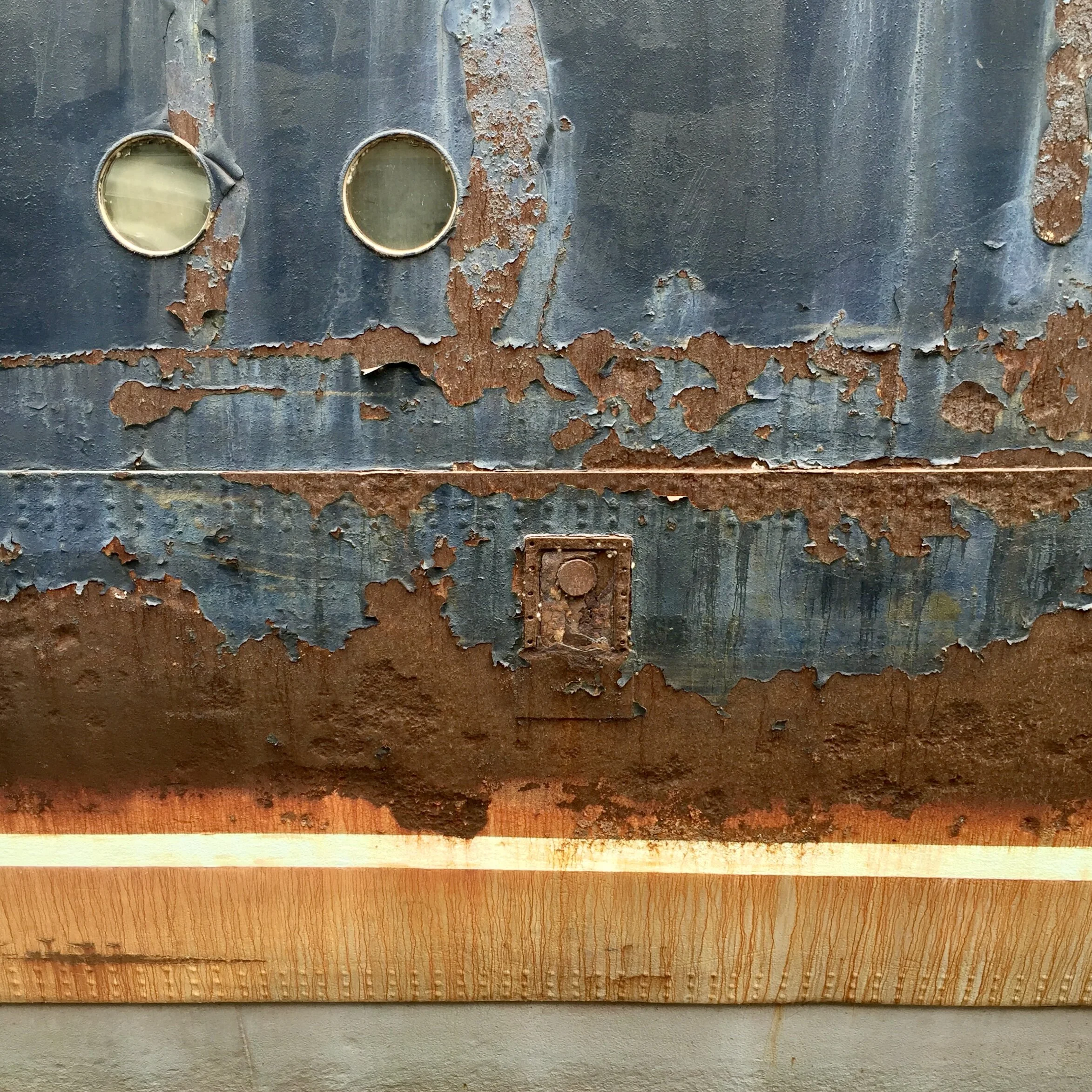 SSUS EYES TO THE LEFT