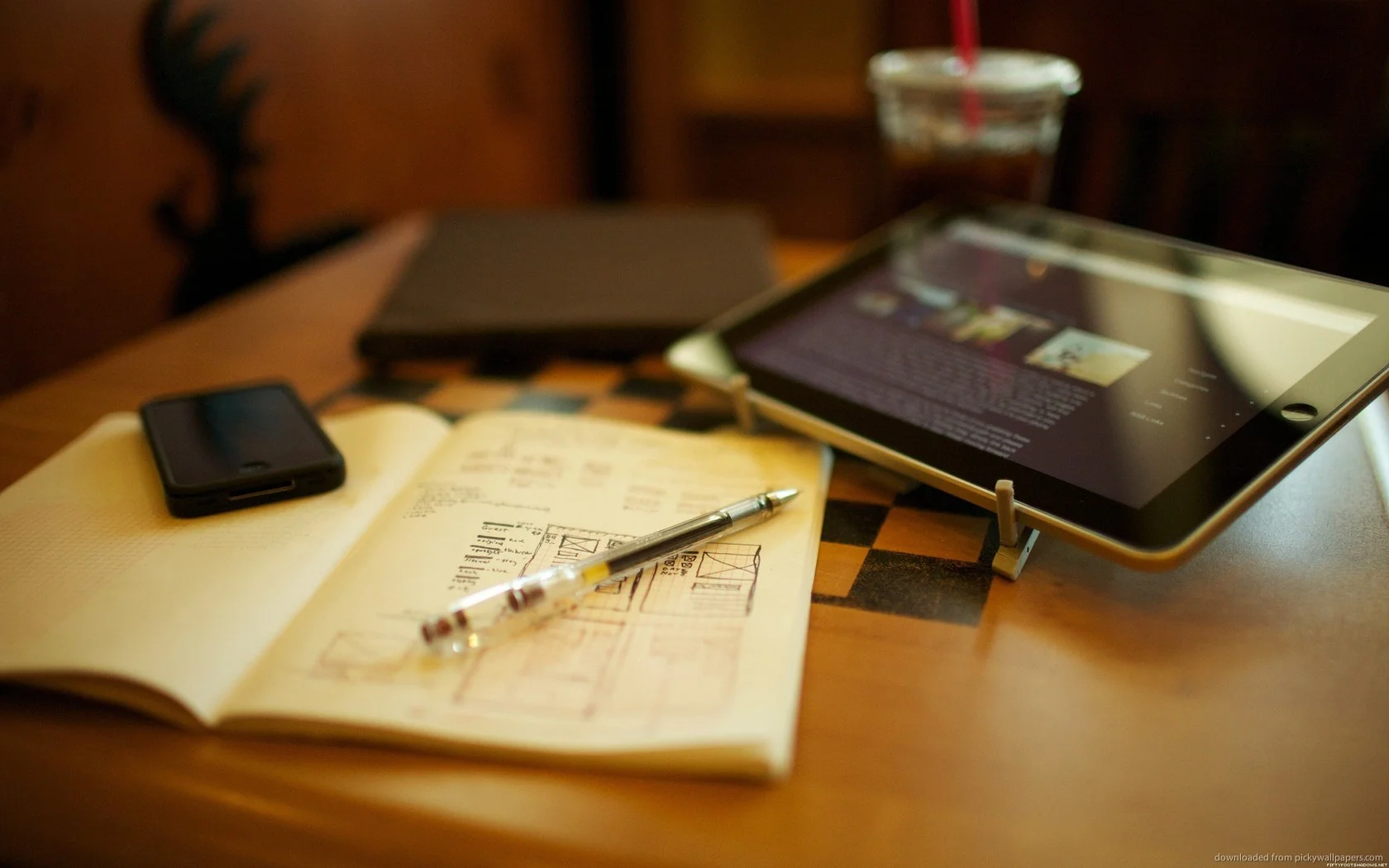 small-workplace-with-apple-gadgets.jpg