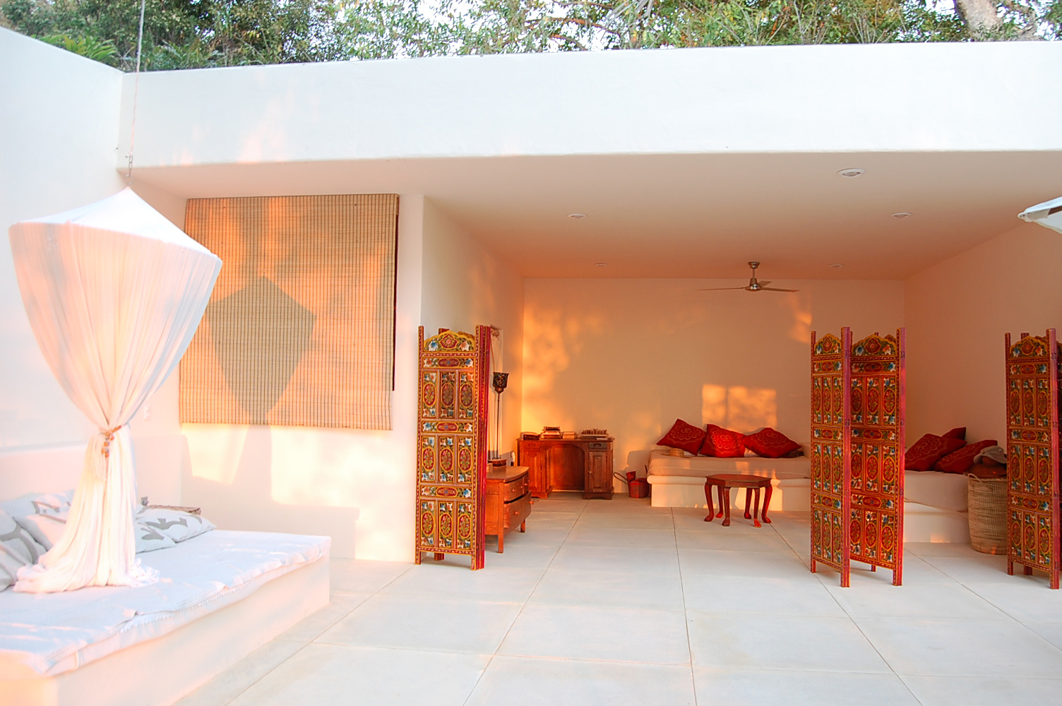 Is a project for a bungalow type space intended for tourism in the Palapa Ganesh complex on the outskirts of Sayulita, Mexico. The land destined for the project is located in the upper part of the complex near the vehicular entrance and parking on a steep jungle hill that descends towards the Pacific Ocean. The project starts from the need to isolate completely from the vehicle entrance and parking as well as from the need to be as discreet as possible limiting the physical presence of the building to the minimum in order to have the least visual impact on the land and on the sea views. In this way, we decided to use the natural slope of the land to embed the bungalow inside the hill leaving the latter continue on to its roof creating a green roof. Thus the construction is practically imperceptible from the entrance and parking. The discreet stone staircase that gives access, reveals a space that opens up to the jungle and to the horizon providing spectacular views of the ocean from its terrace and the rest of its spaces.