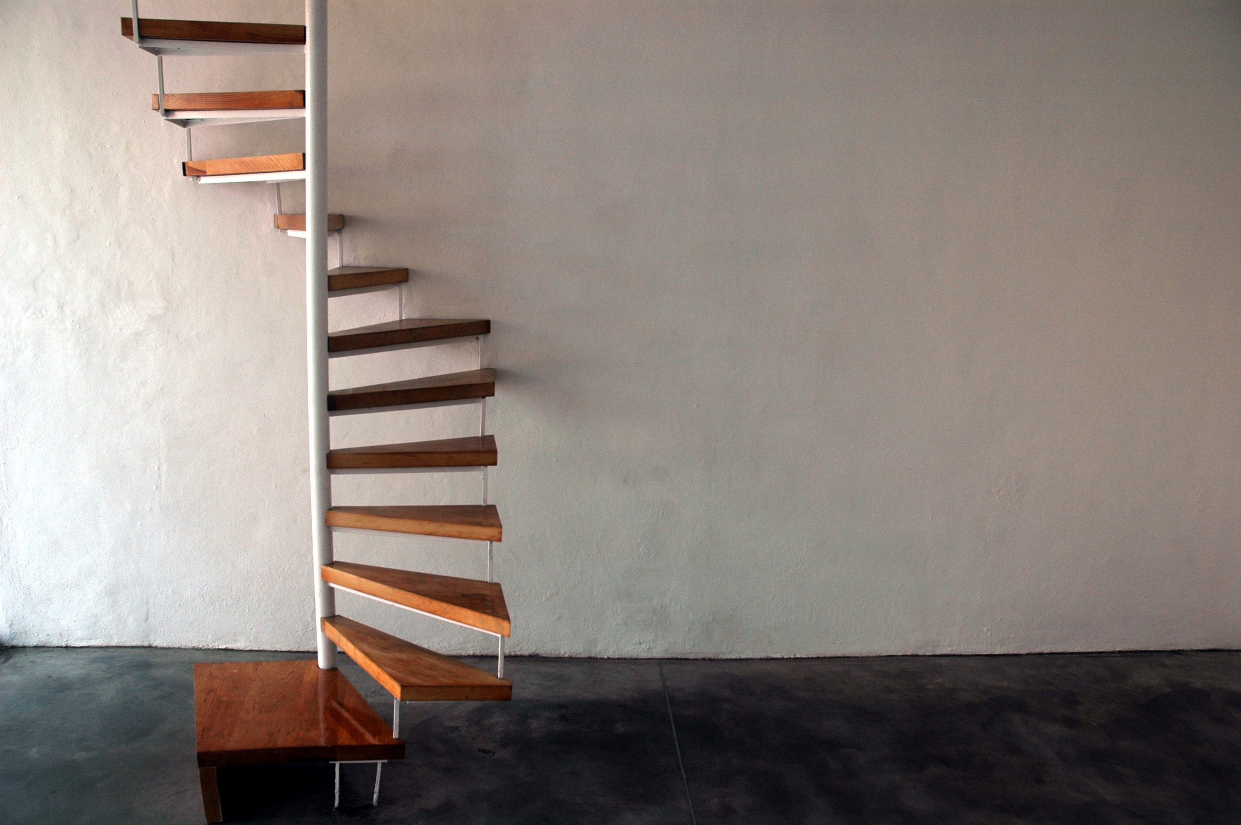 Is a renovation project that was carried out in a space originally designed and built by Gomez Arzapalo Arquitectos and that served as office space and workshop for our firm. The renovation not only fully respects the characteristic spatial elements of the original space, as well as its façade, but it also highlights and accentuates them thanks to the space's simplification. The essence of the project was to eliminate all unnecessary elements and create the favorable conditions for the original features to be enhanced.
