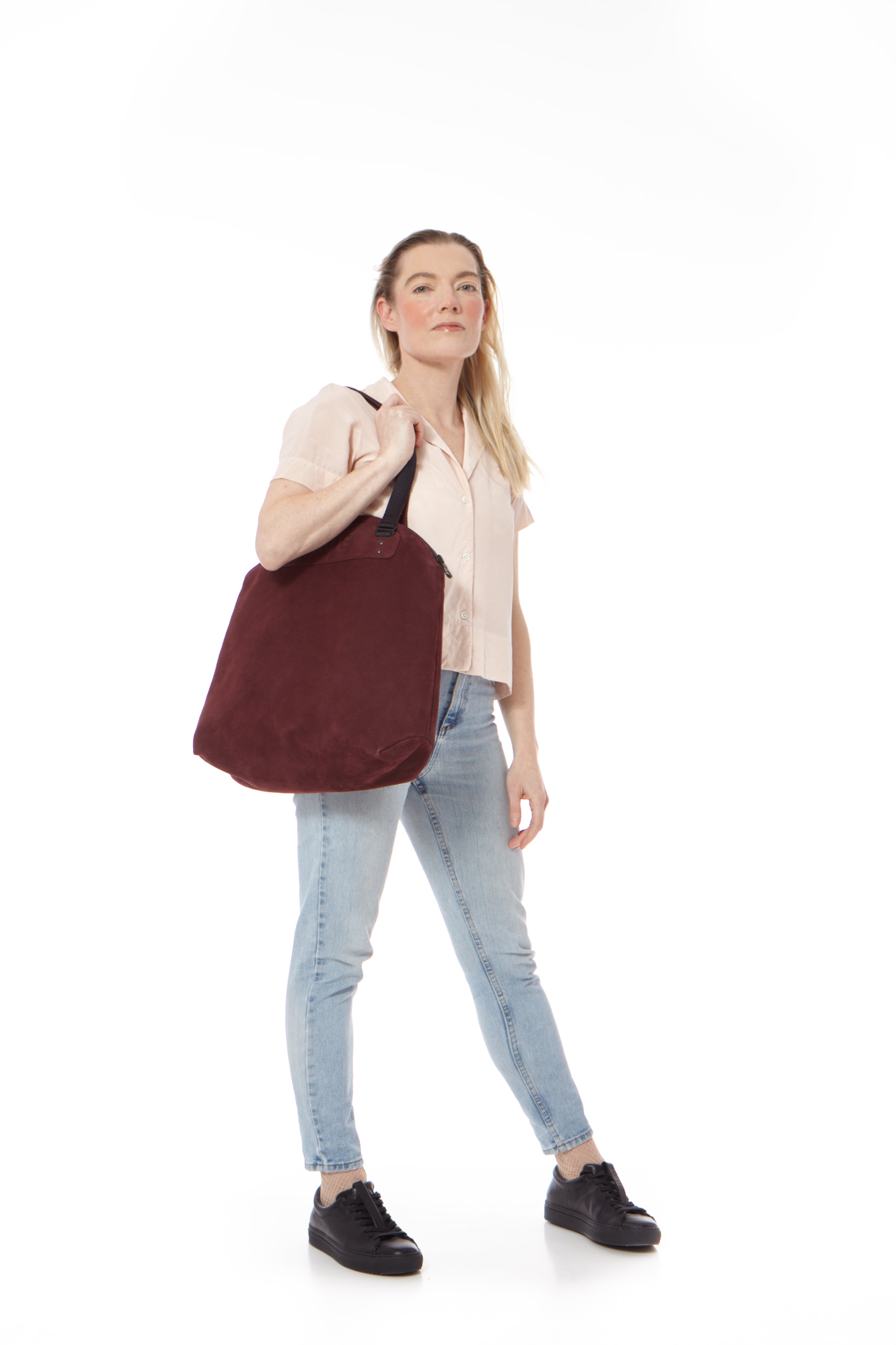 Tote_leather_model.jpg