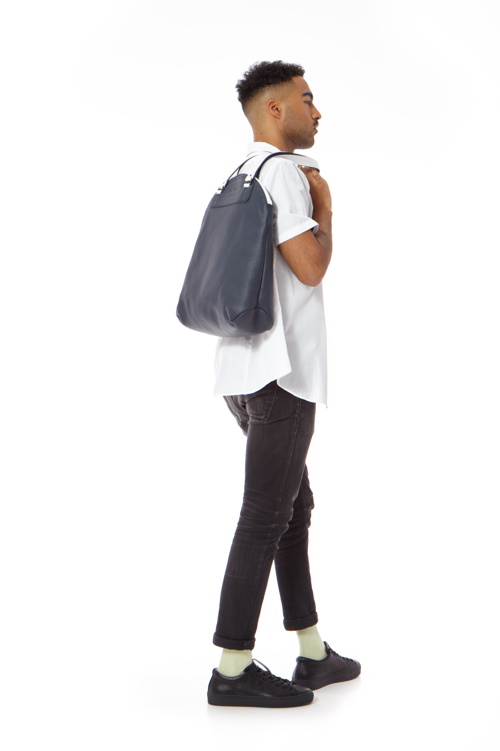 Tote_leather_bag_model_men.jpg