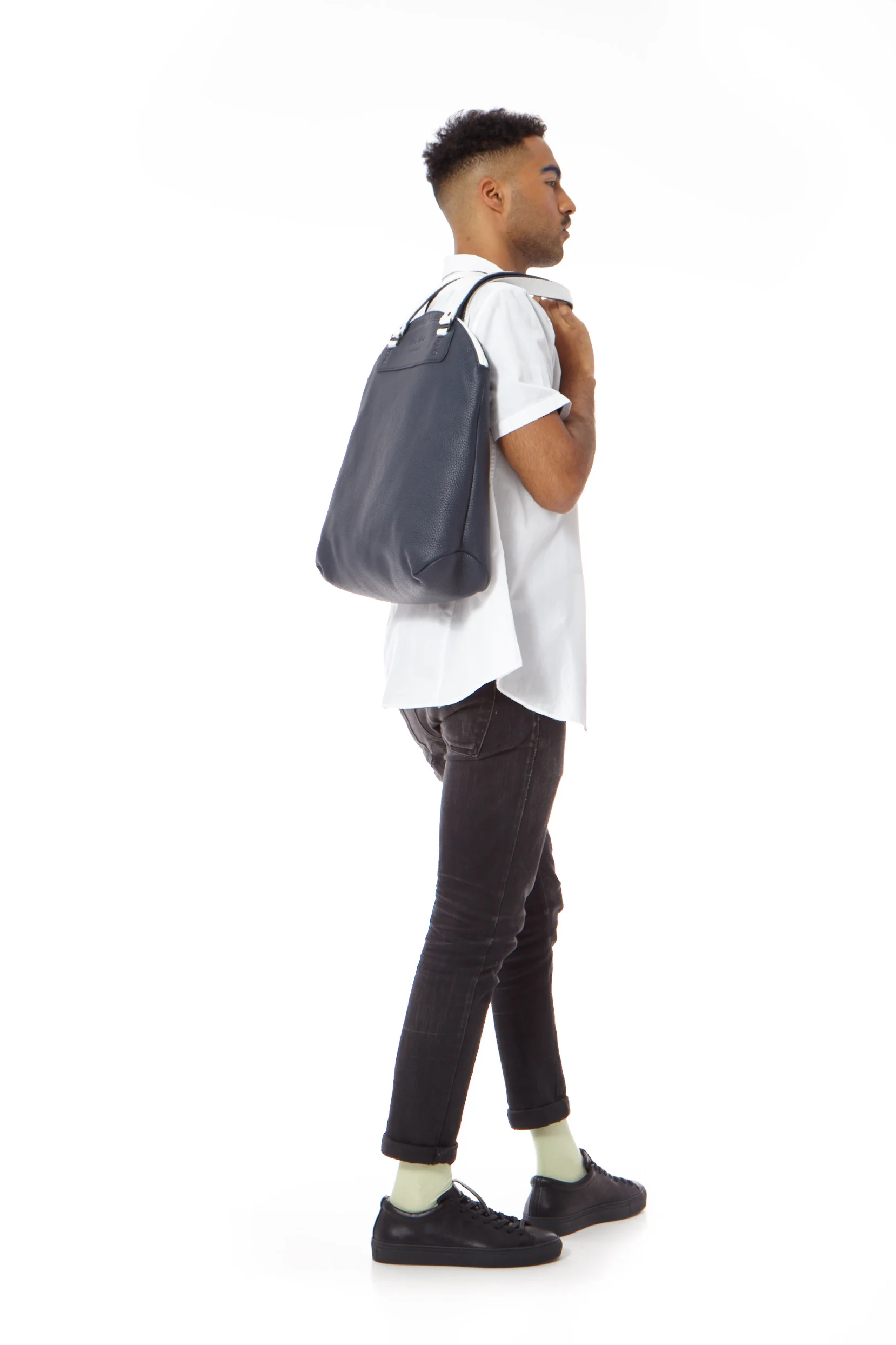 Tote_leather_bag_model_men.jpg