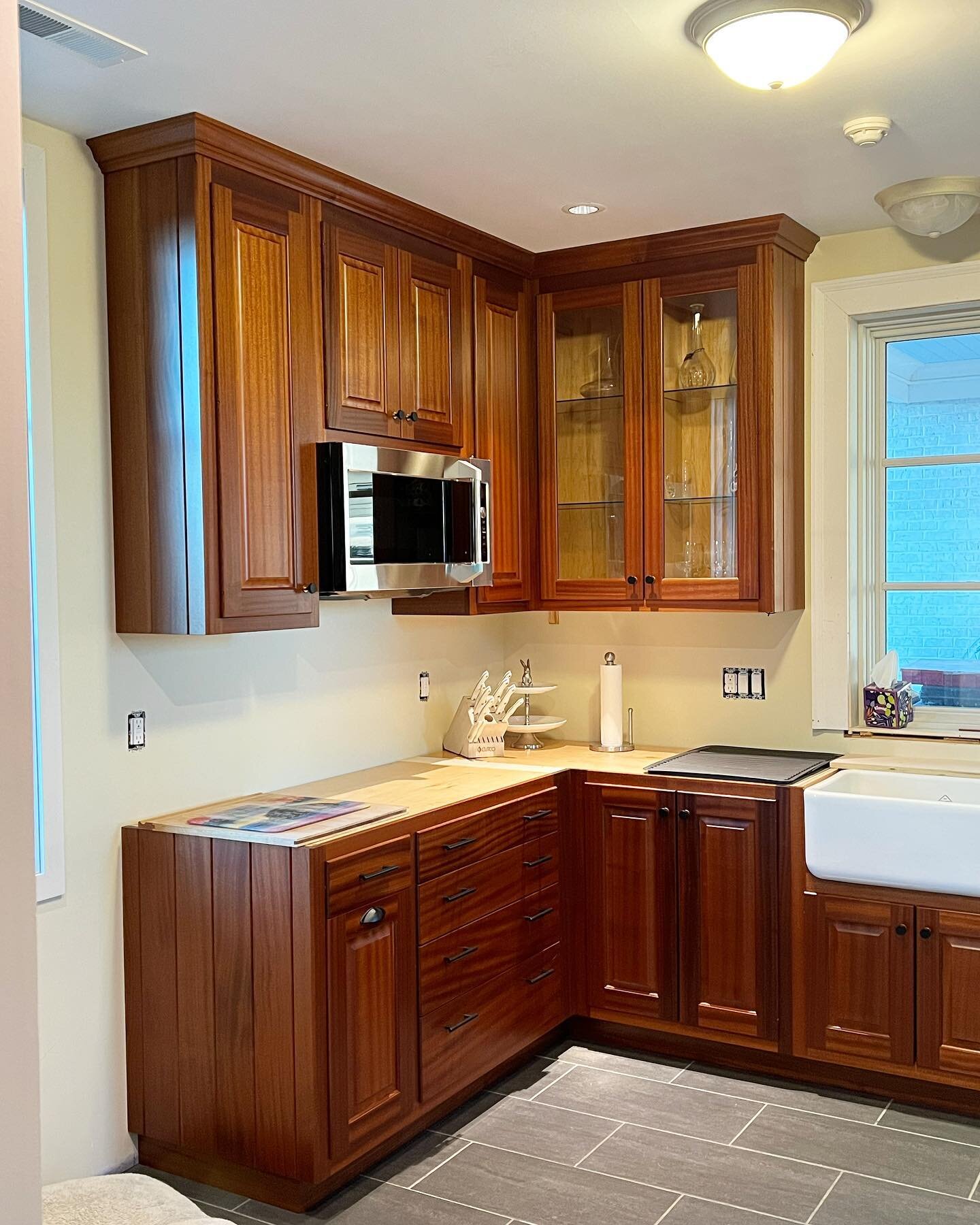 Last big project of the year. Custom sapele kitchen and pantry cabinetry for a great repeat customer.

#hiddenquarryartisans #schleiff #wvmade #furnituremaker #cabinetmaker #woodworking #craftsmanship #lewisburgwv #schleifflife