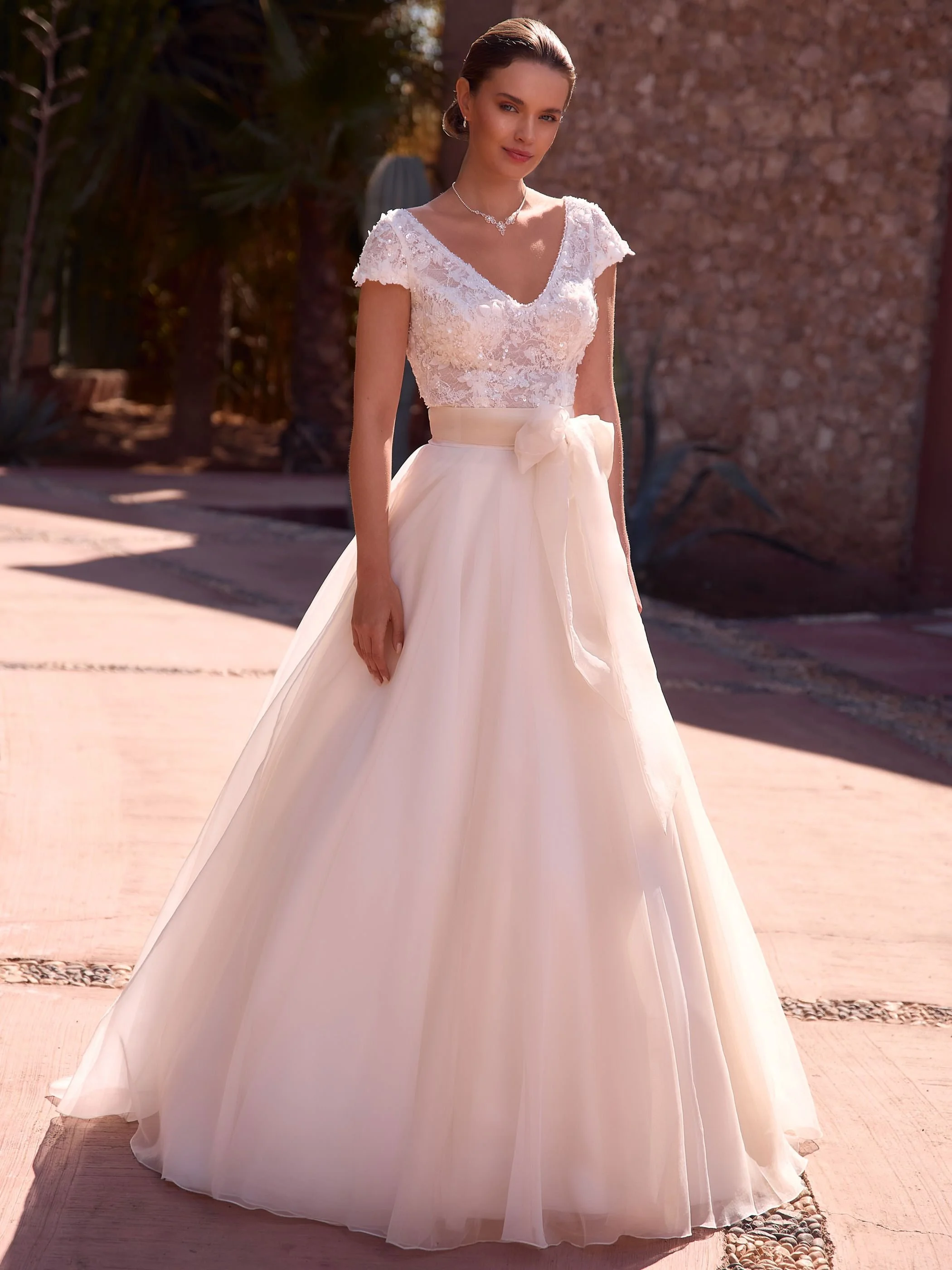 Encaptured to with Cased champagne skirt.