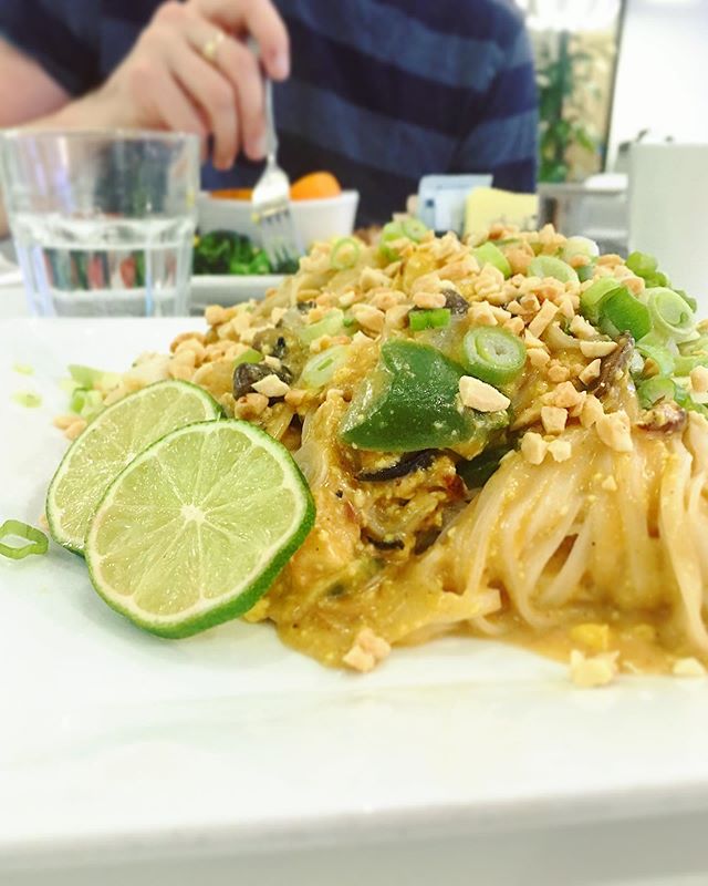 Memories of this gorgeous plate of vegan Pad Thai...
😍
Would you try this?
🤓
Maybe even a meatless Monday?
😜
Doesn&rsquo;t this look delicious?!
🤤
.
.
.
.
.
.
#meatlessmonday #vegan #meatlessmeals #veganfood #plantbased #veganfoodporn #foodporn #