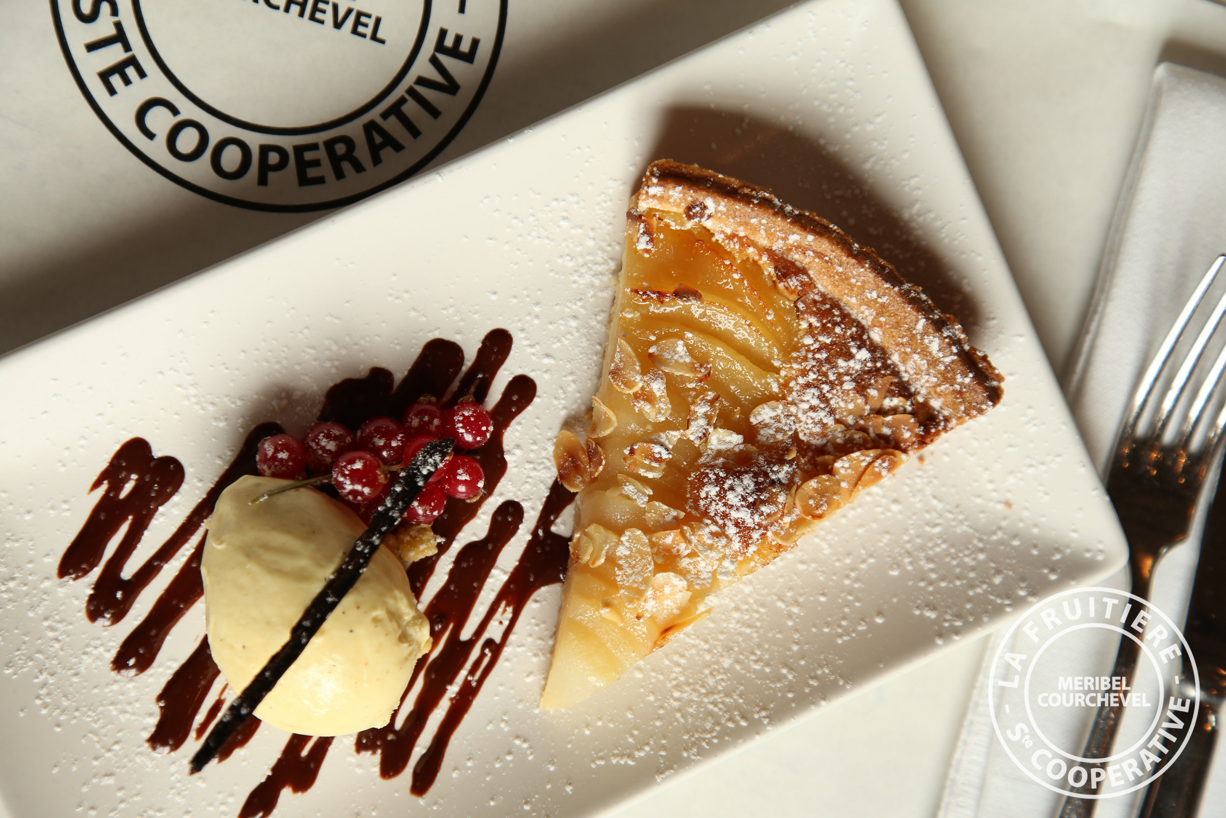 Tarte Bourdalou, poire et amandes servi tiède, glace vanille.jpg