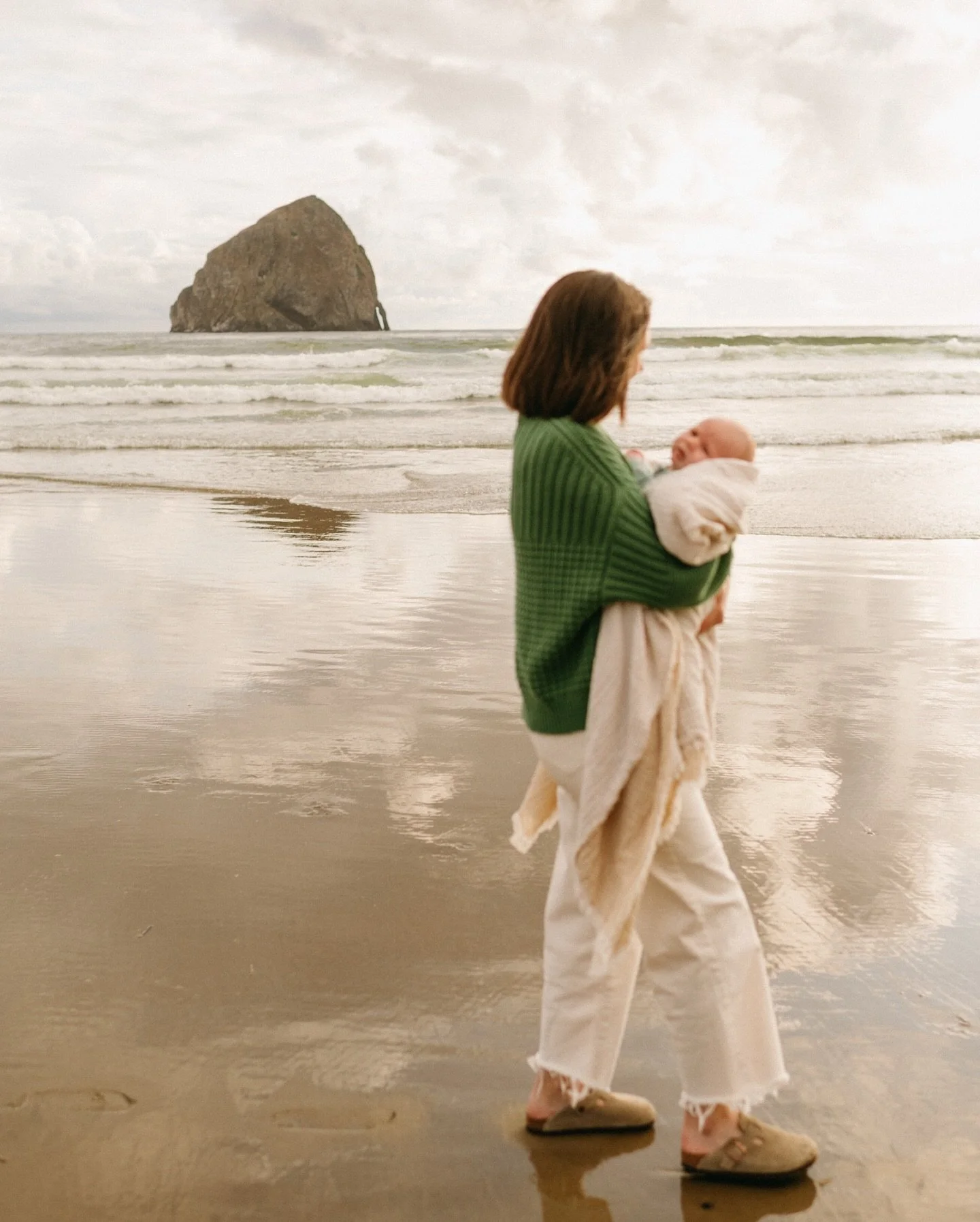 My latest lifestyle newborn family beach session on the Oregon Coast. The weather kept us on our toes and we didn&rsquo;t know if it would stop raining&hellip; but 10 minutes before the shoot, the sky started clearing up and we got such a gorgeous su