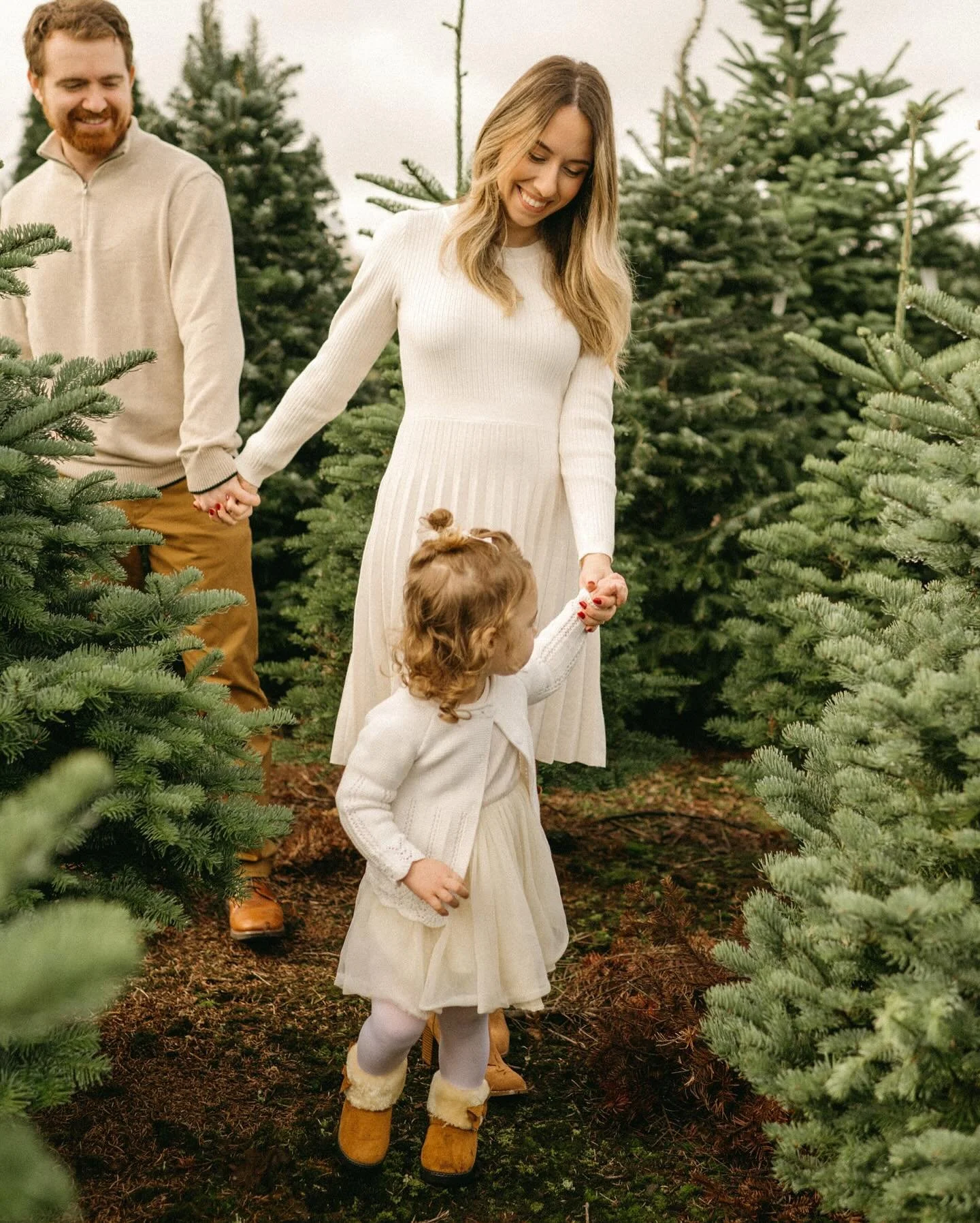 Merry Christmas Eve everyone 🎄 in the midst of a crazy busy day, I had to share this sweet Tree Farm session with the Kohl&rsquo;s family. I loved our fun time together and I love that they included their pregnancy announcement in the photo shoot. 
