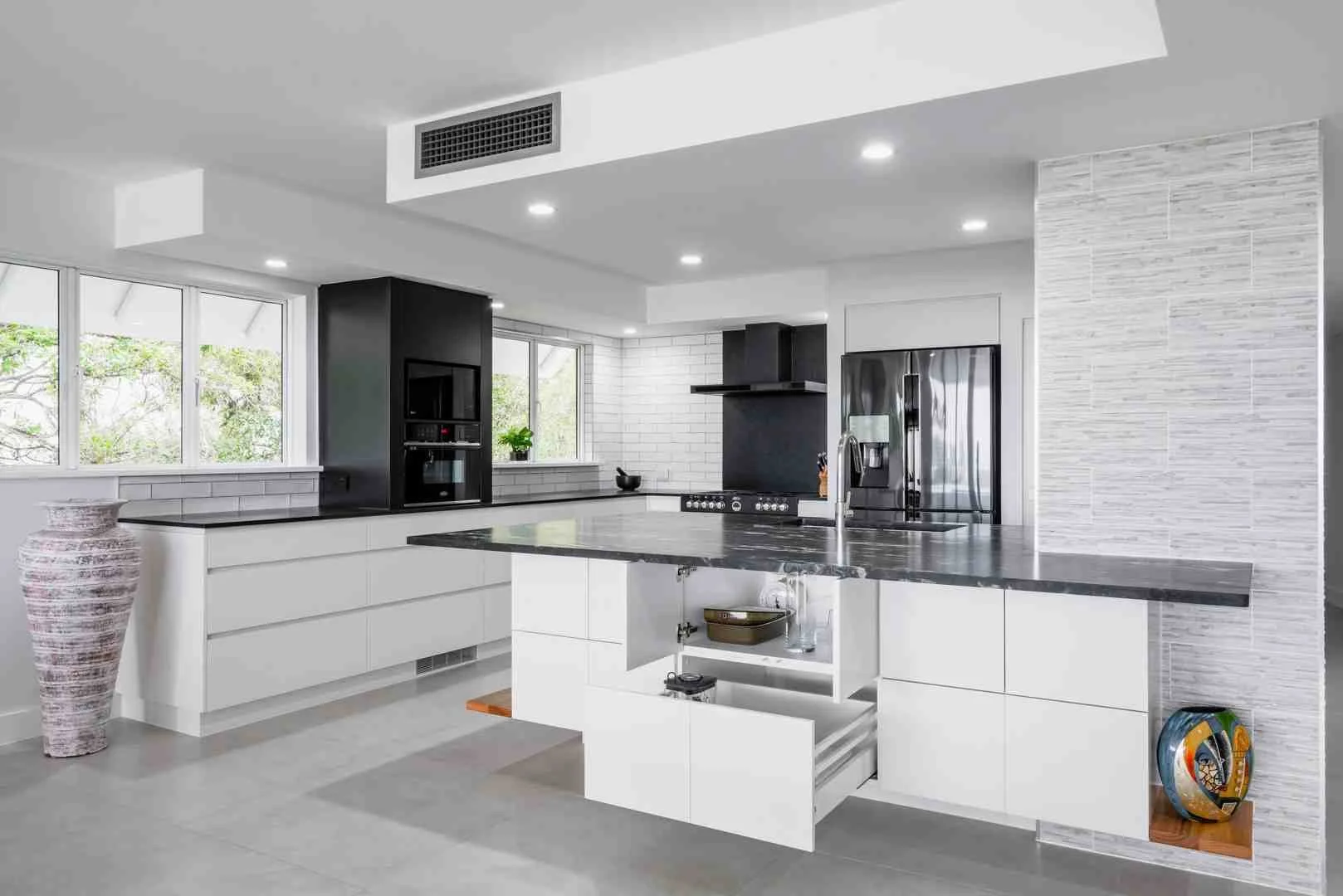 Open vs. Closed: Finding the Perfect Storage Balance in Your Kitchen