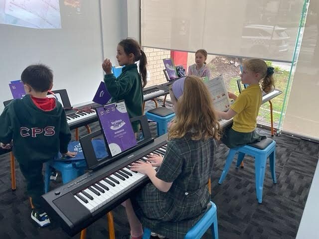 Group piano lessons at Sharon Davis Music ❤️❤️

Piano Project has been supporting students in group and individual classes. Sharon Davis Music throughout, 2023. We look forward to continuing this support in the New Year.