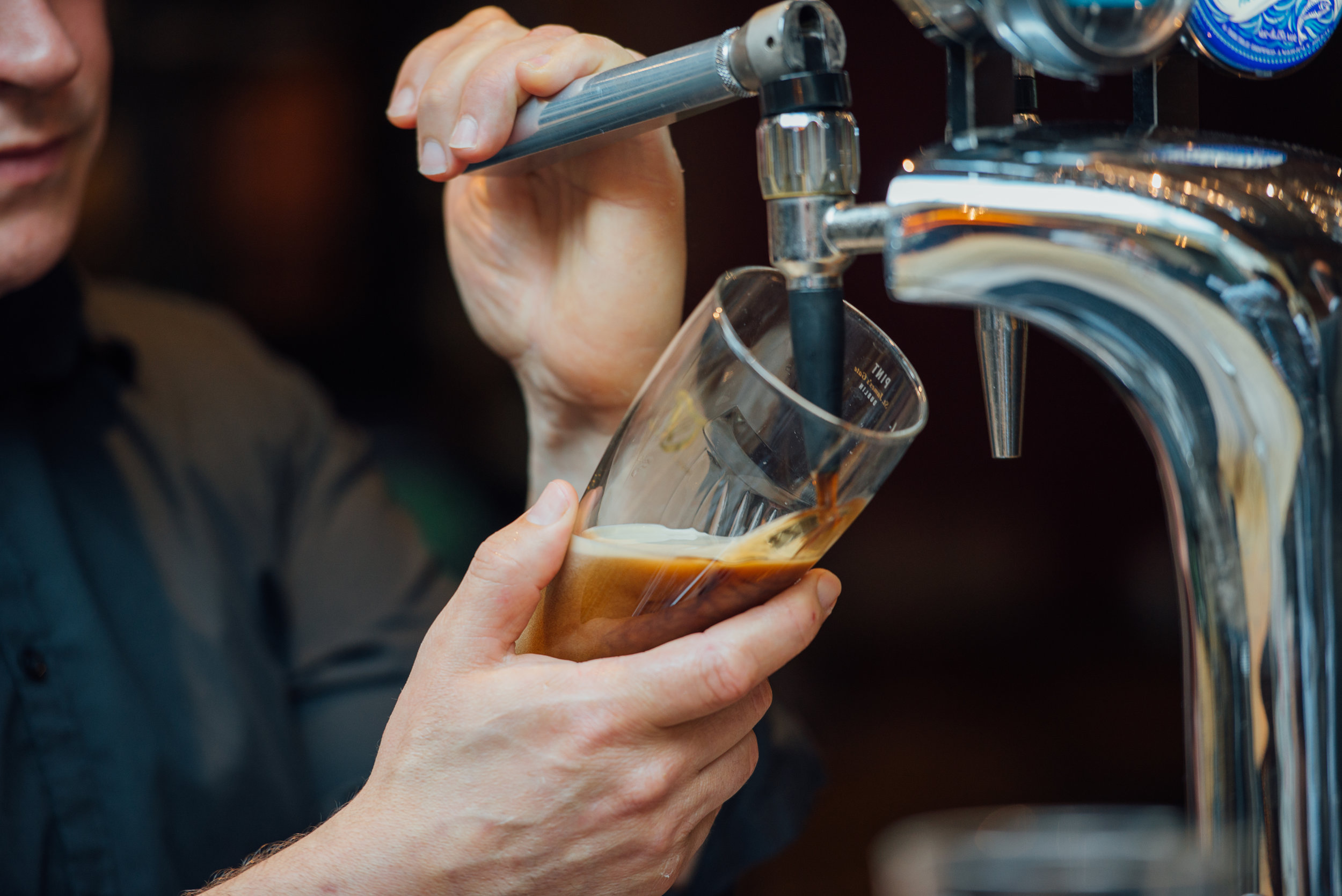 BAR_PINT_POURING_HANDS_CLOSEUP_LANDSCAPE.jpg