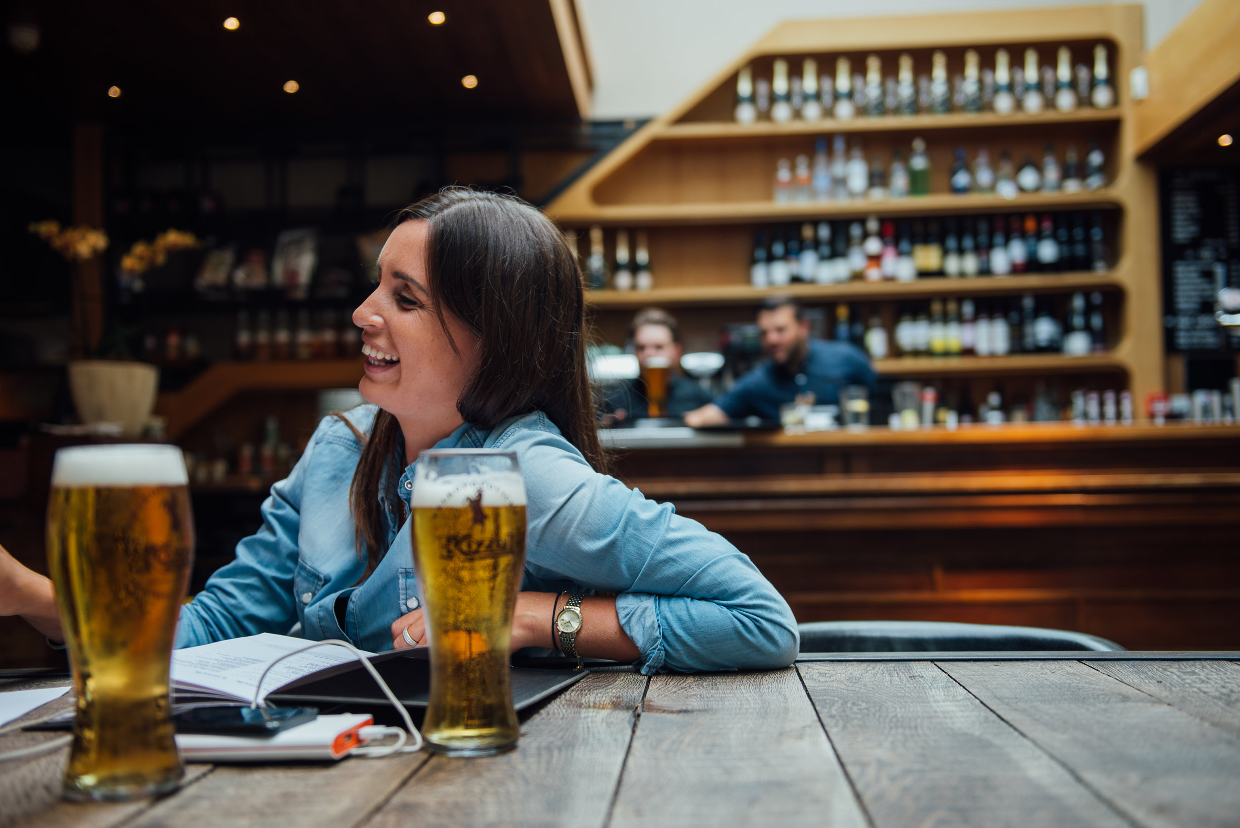 BAR_SMILING_CUSTOMER_KOZEL__&_BARMAN_LANDSCAPE.jpg